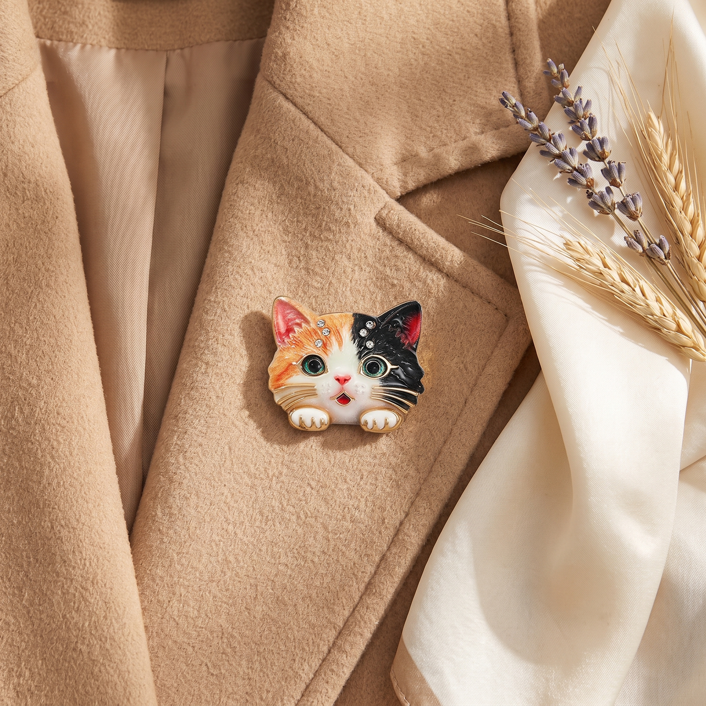 Broche Chat, bijou fantaisie vintage Alyvoa en situation · Orange / Noir