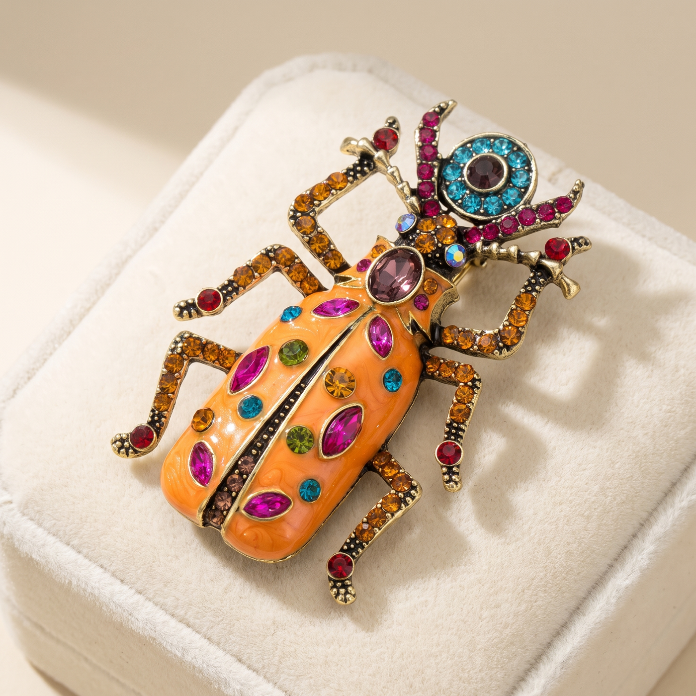 Broche Scarabée en cristal, bijou vintage Alyvoa tenue à la main · Jaune