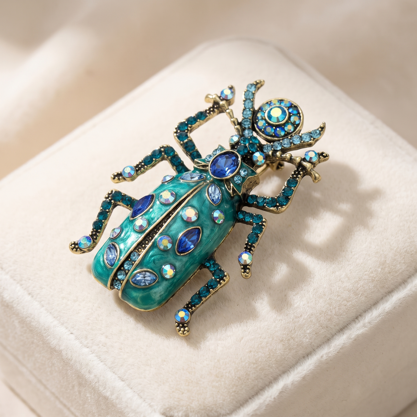 Broche Scarabée en cristal, bijou vintage Alyvoa en situation · Bleu clair