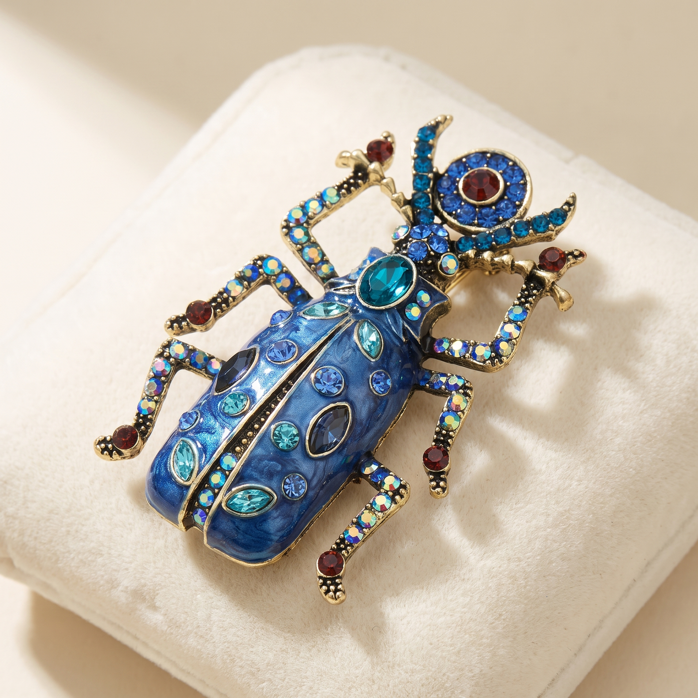 Broche Scarabée en cristal, bijou vintage Alyvoa vue en gros plan · Bleu