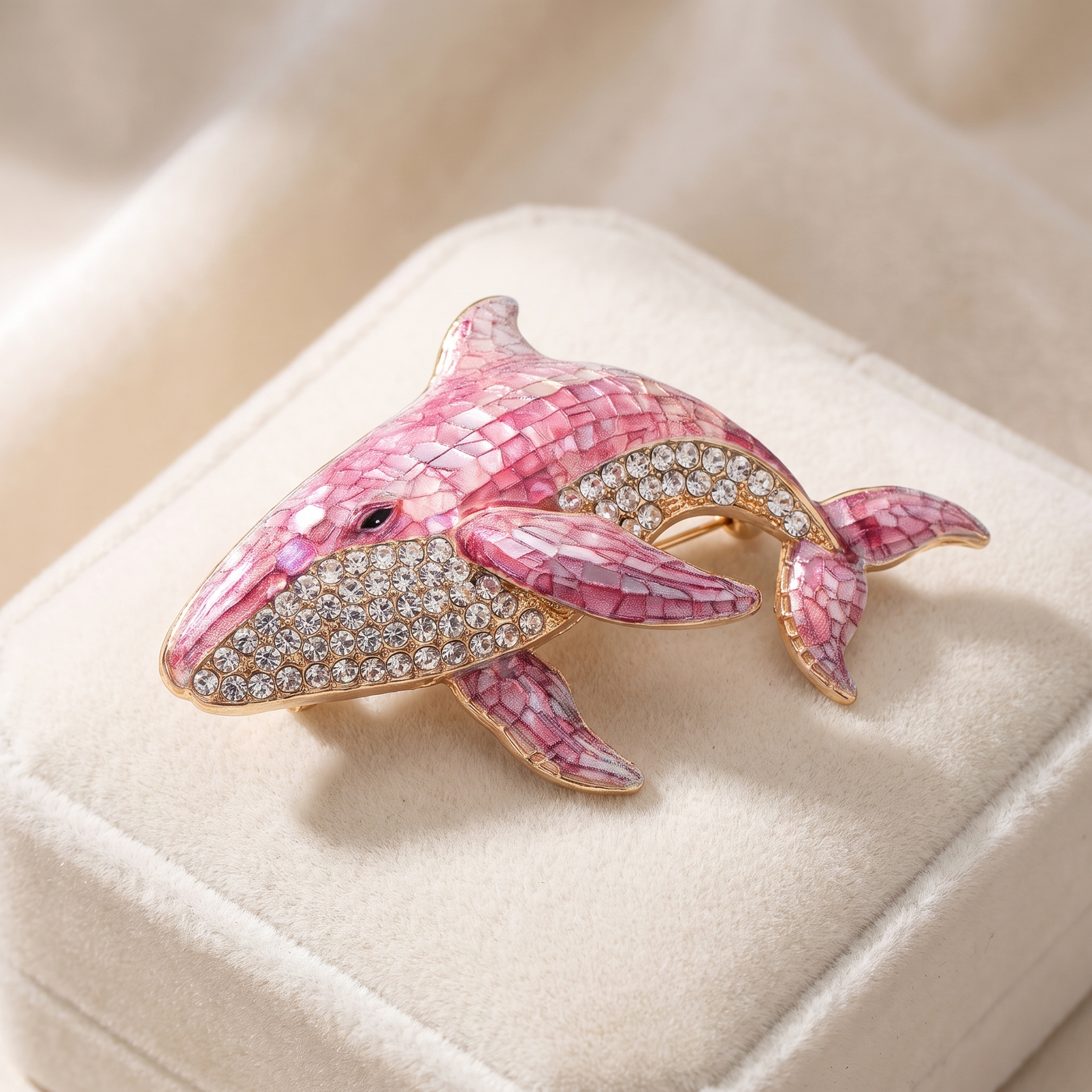 Broche Baleine en cristal, bijou vintage Alyvoa tenue à la main · Rose