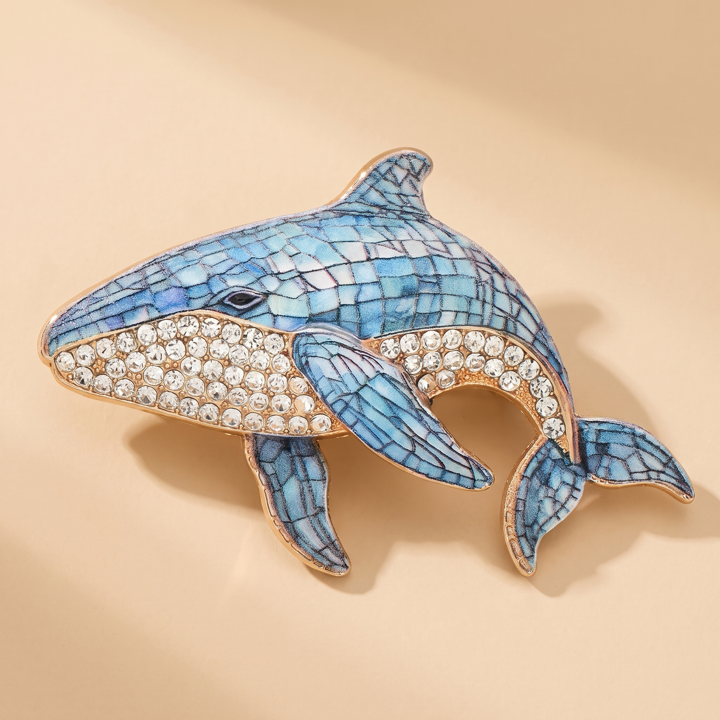 Broche Baleine en cristal, bijou vintage Alyvoa portée sur un revers · Bleu clair