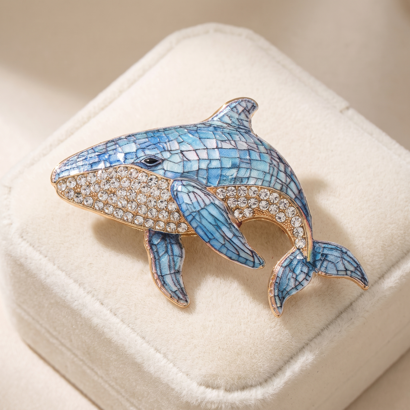 Broche Baleine en cristal, bijou vintage Alyvoa en situation · Bleu clair