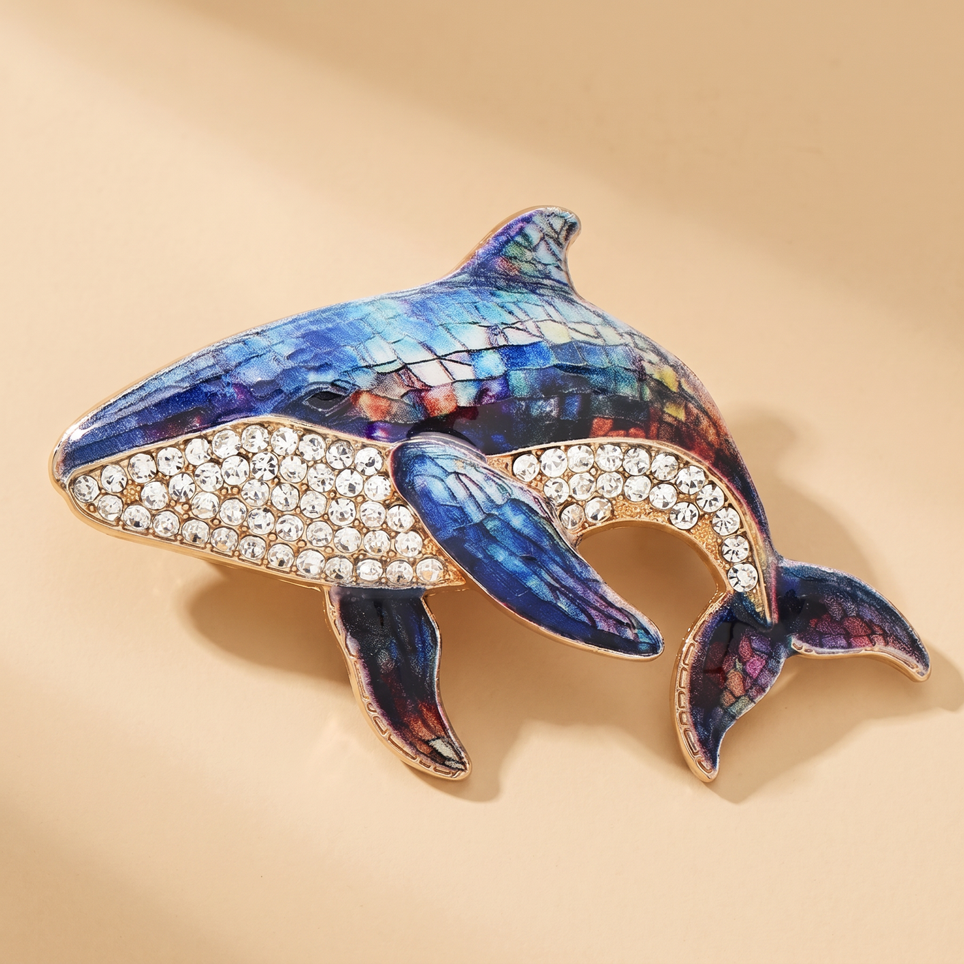 Broche Baleine en cristal, bijou vintage Alyvoa tenue à la main · Bleu foncé