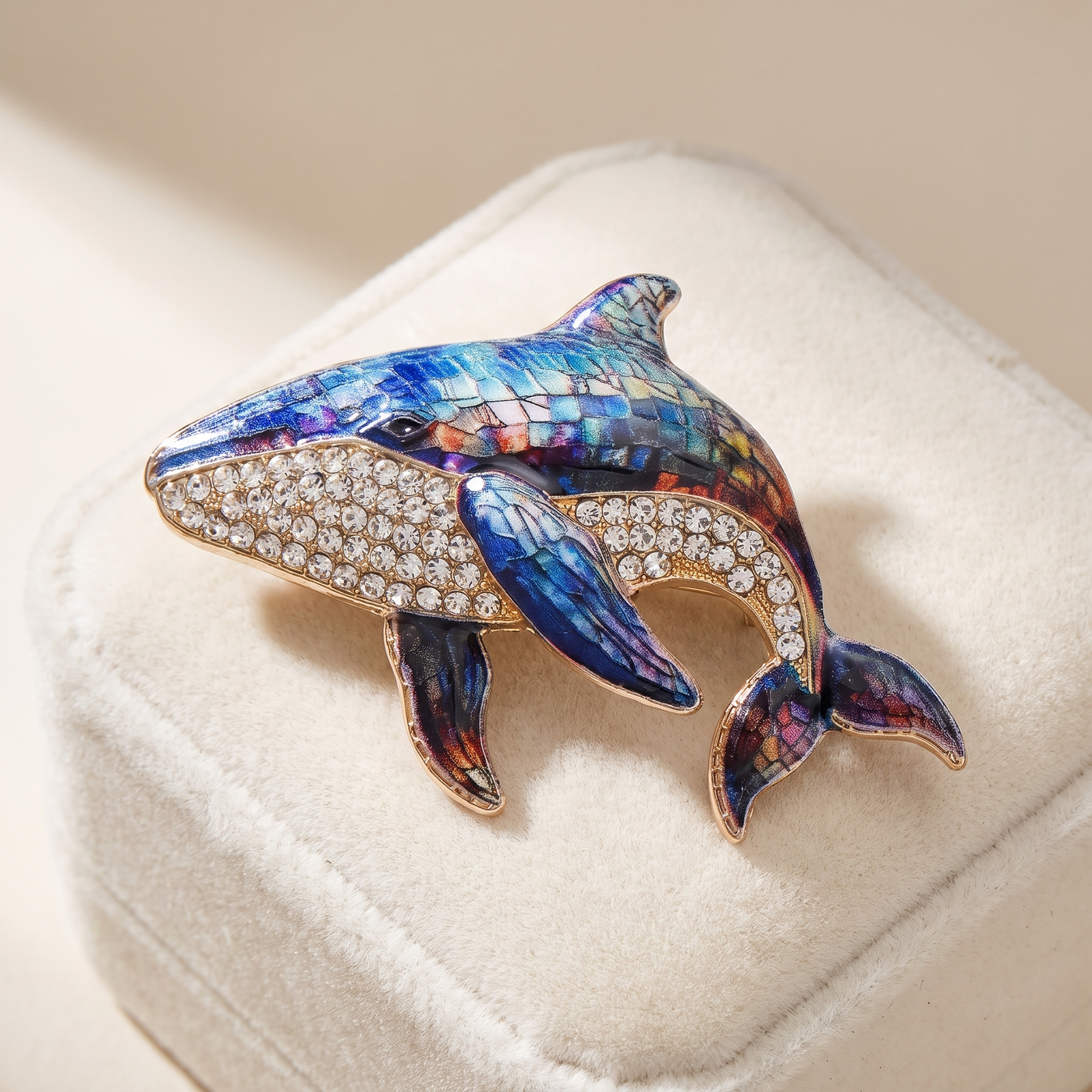 Broche Baleine en cristal, bijou vintage Alyvoa présentée sur un coussin · Bleu foncé