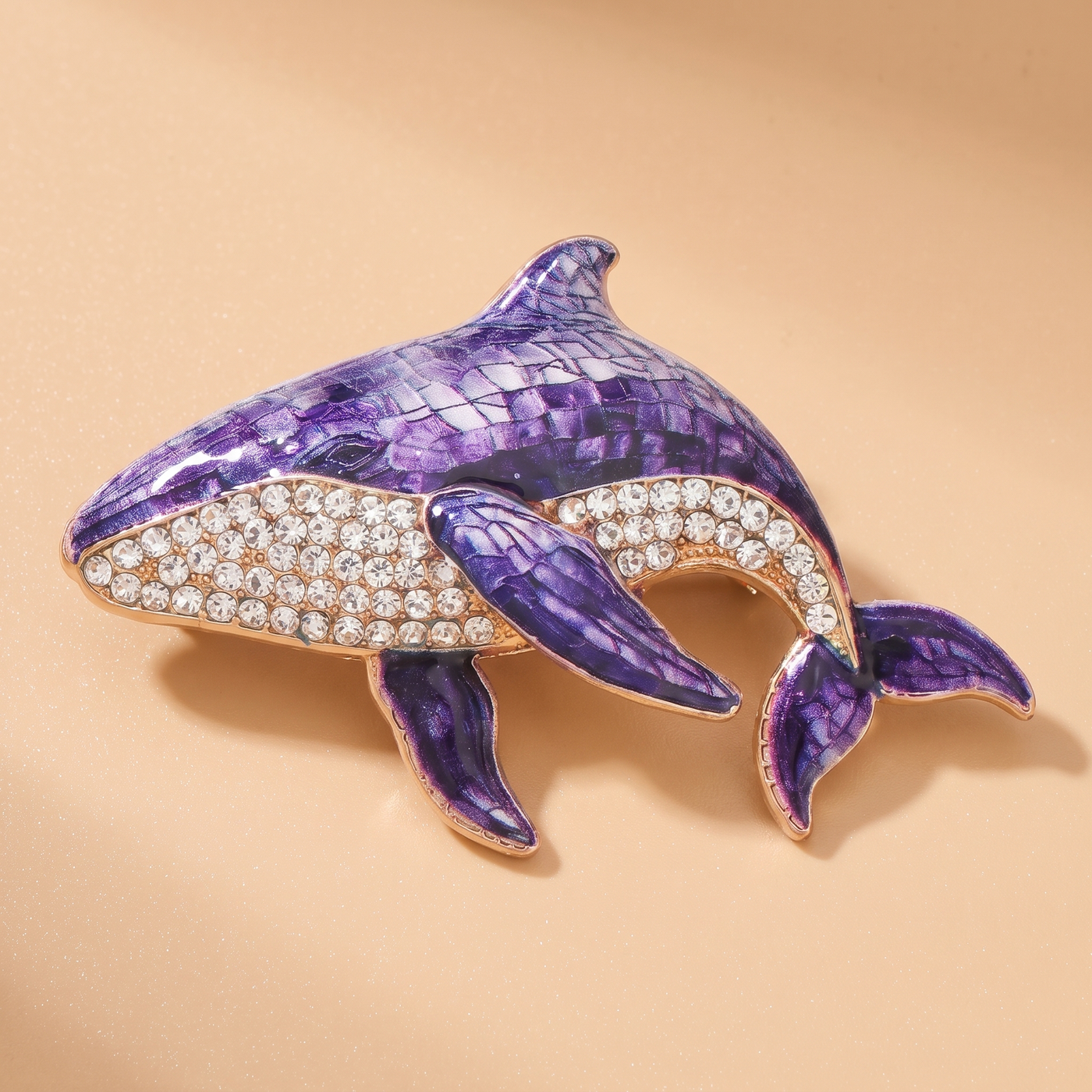 Broche Baleine en cristal, bijou vintage Alyvoa en situation · Violet