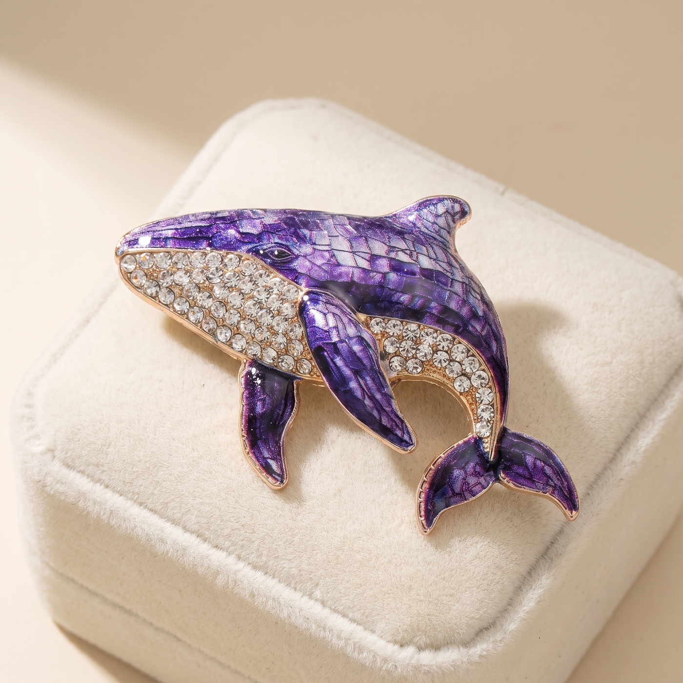 Broche Baleine en cristal, bijou vintage Alyvoa vue en gros plan · Violet