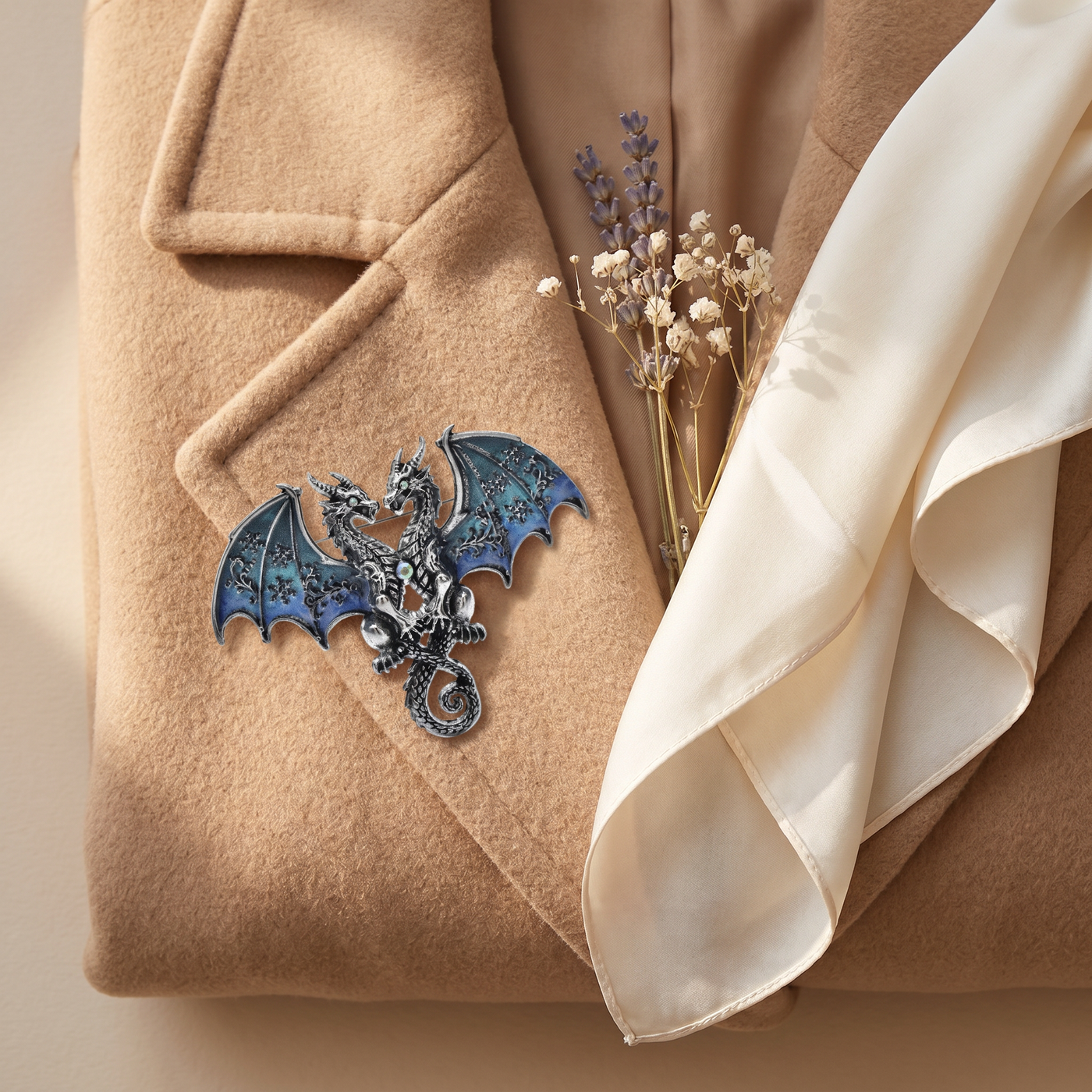 Broche Dragon, bijou fantaisie vintage Alyvoa vue en gros plan · Bleu