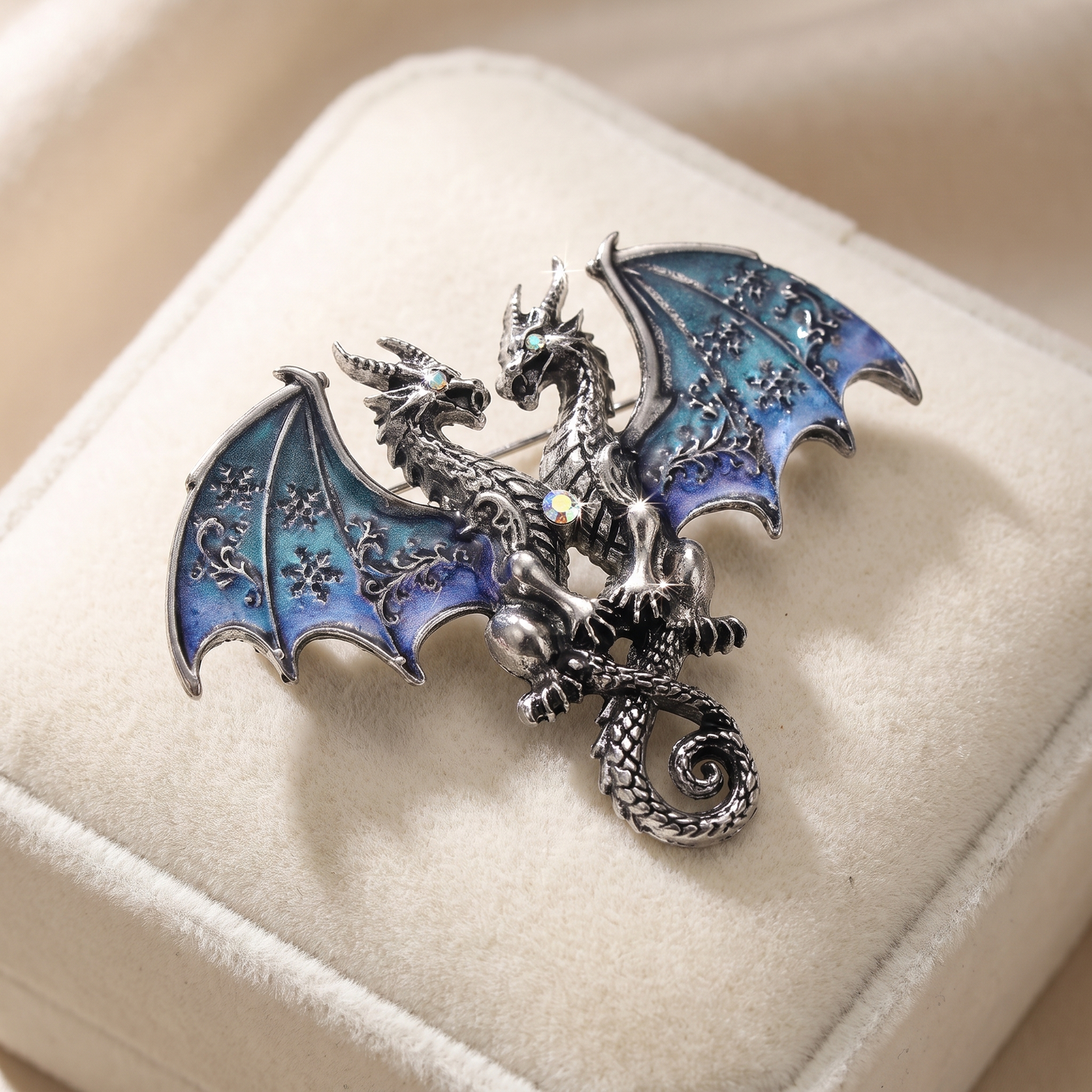 Broche Dragon, bijou fantaisie vintage Alyvoa présentée sur un coussin · Bleu