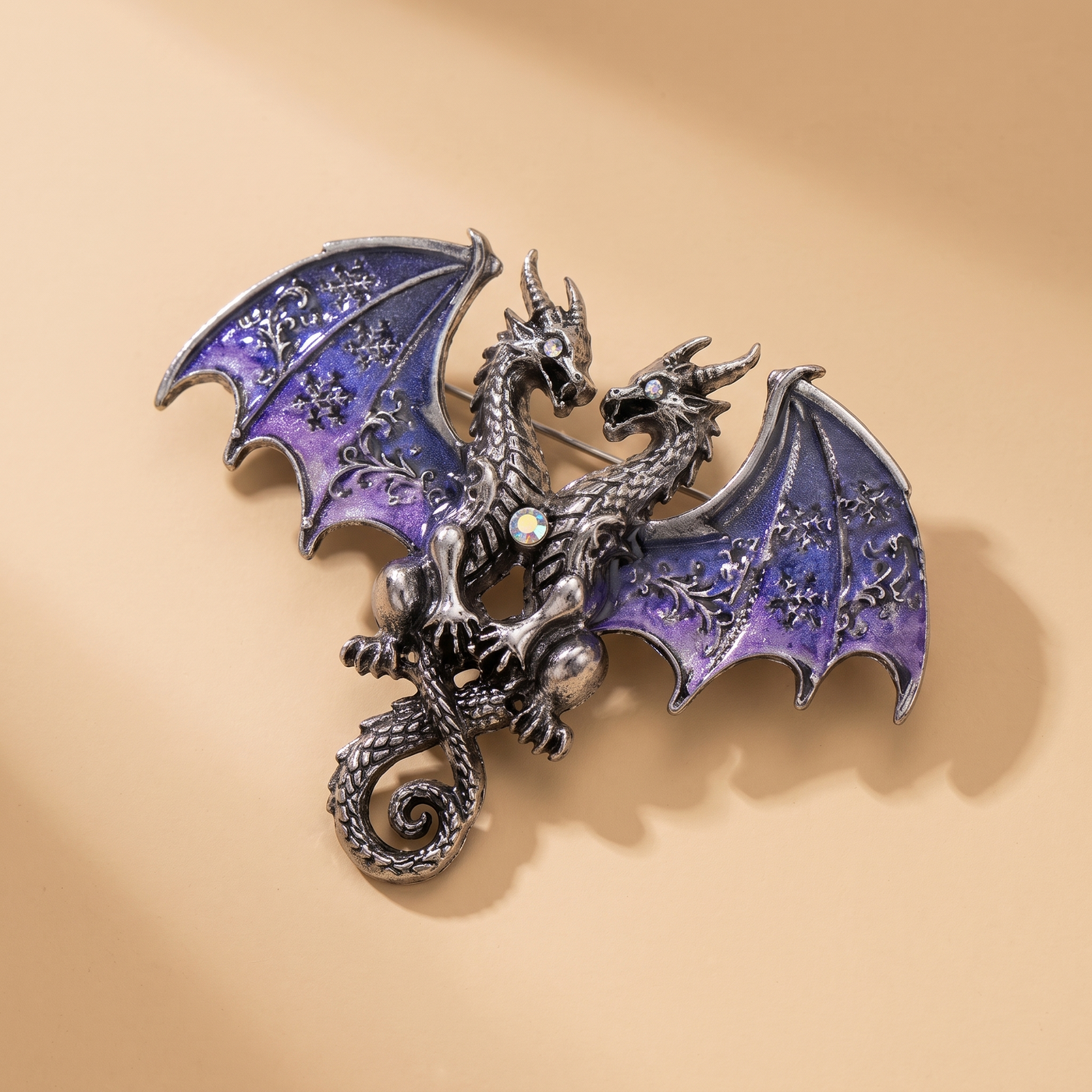 Broche Dragon, bijou fantaisie vintage Alyvoa portée sur un revers · Violet