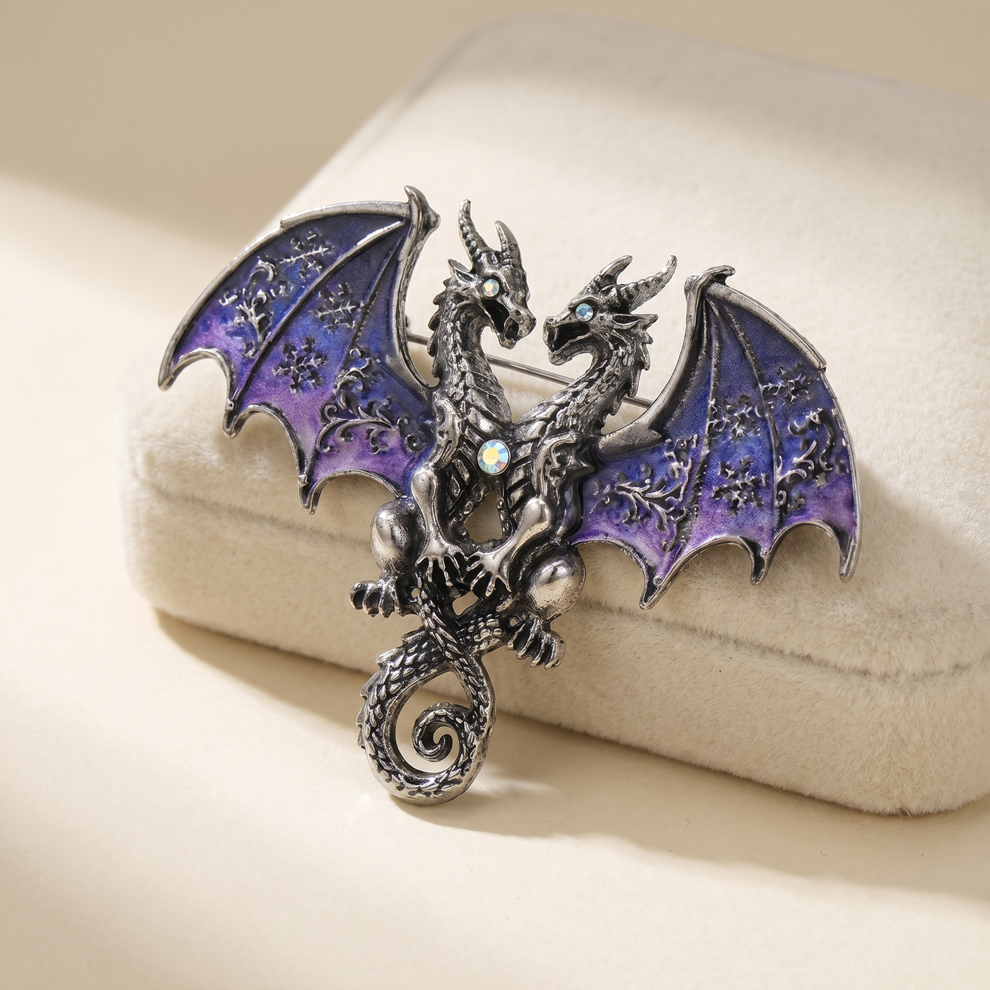 Broche Dragon, bijou fantaisie vintage Alyvoa vue en gros plan · Violet