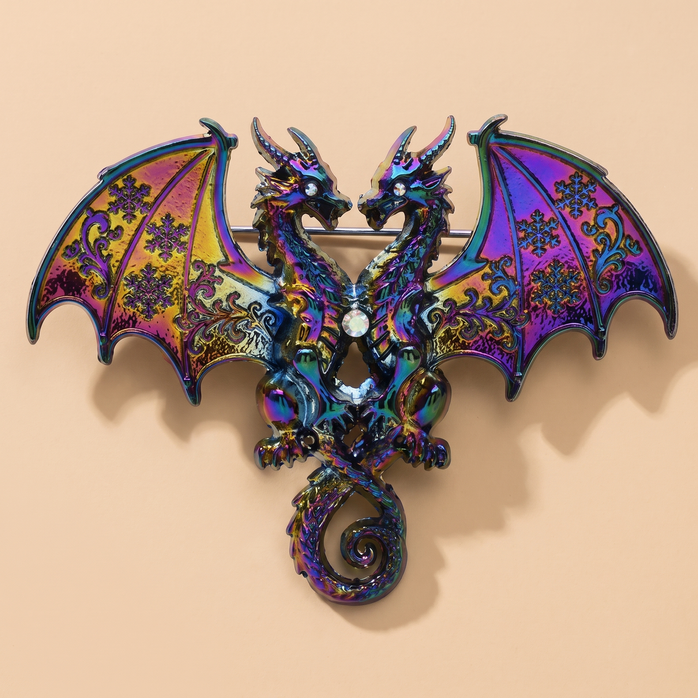 Broche Dragon, bijou fantaisie vintage Alyvoa tenue à la main · Multicolore
