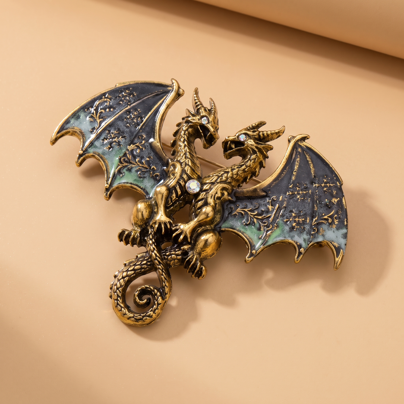 Broche Dragon, bijou fantaisie vintage Alyvoa en situation · Vert