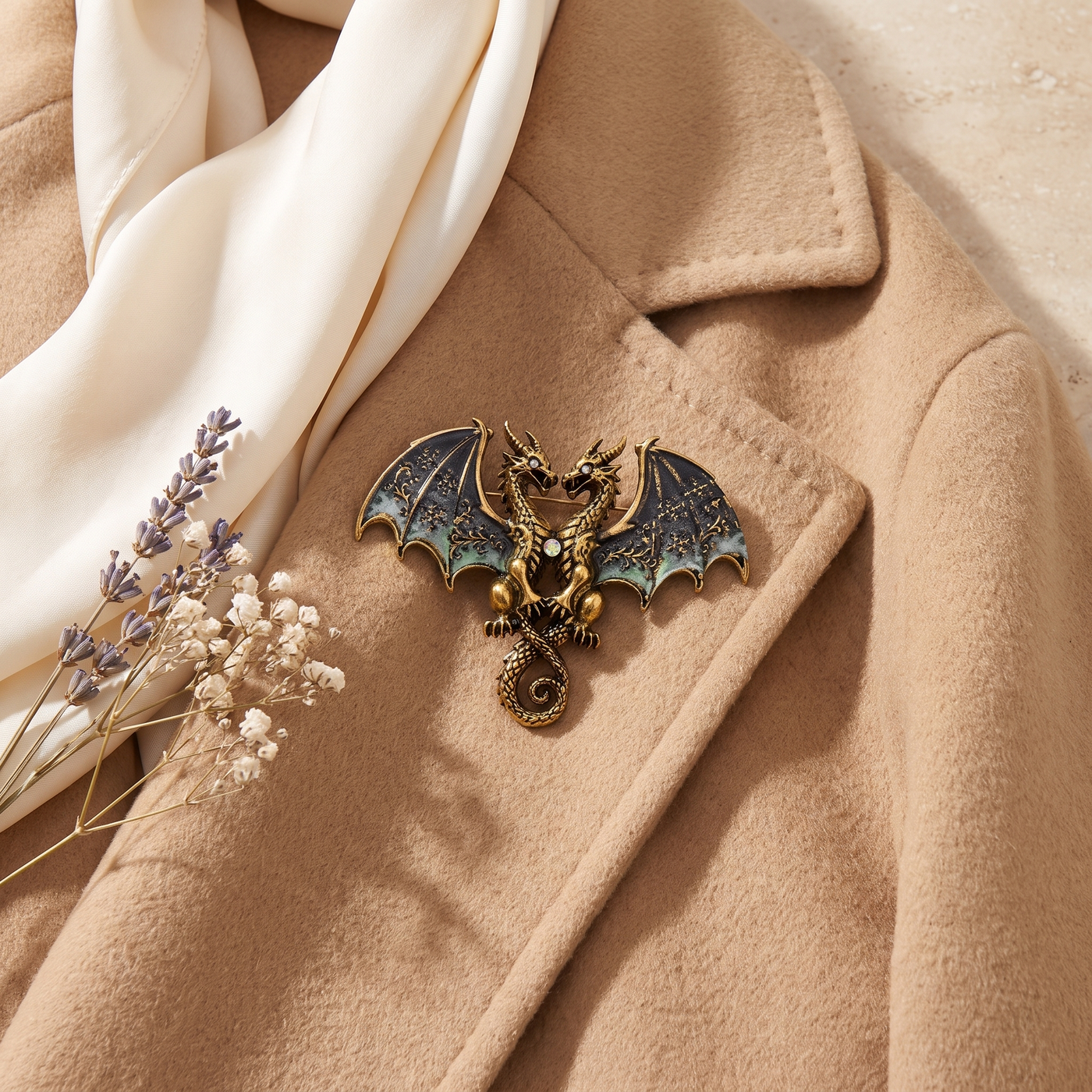 Broche Dragon, bijou fantaisie vintage Alyvoa tenue à la main · Vert