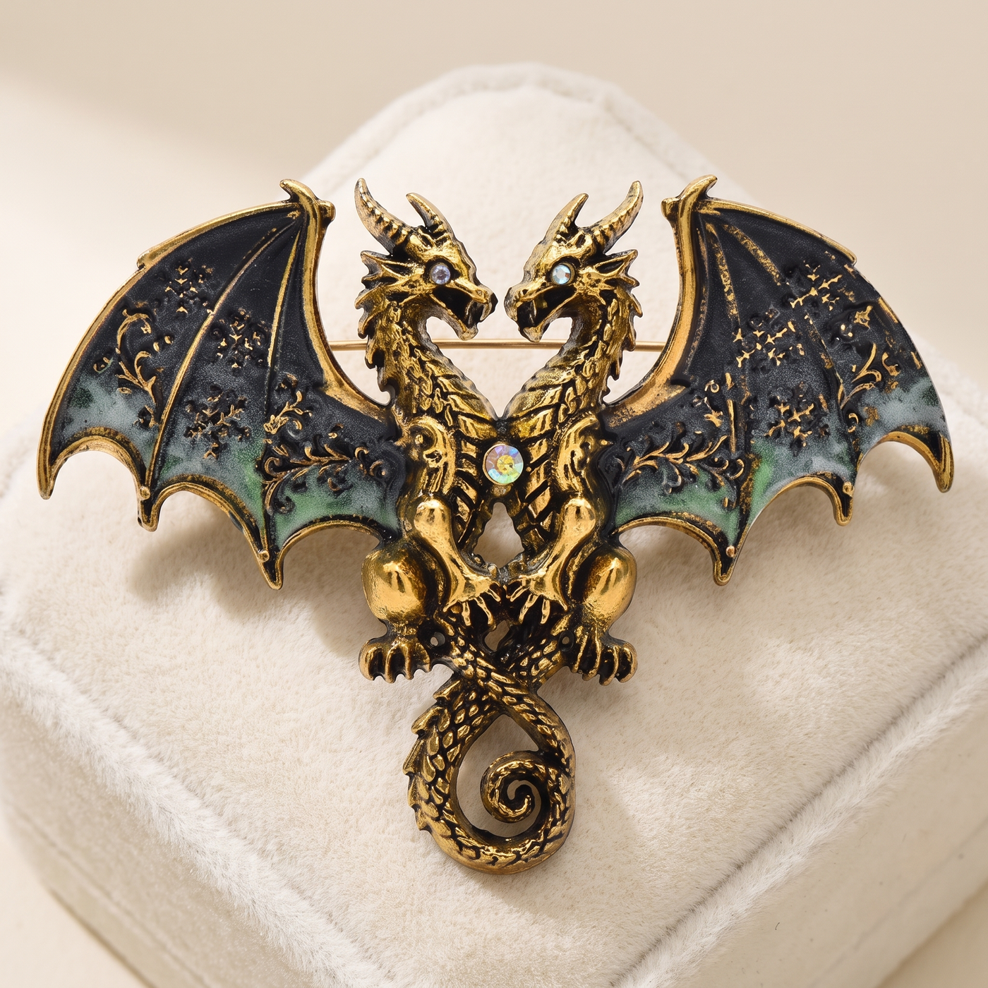 Broche Dragon, bijou fantaisie vintage Alyvoa portée sur un revers · Vert