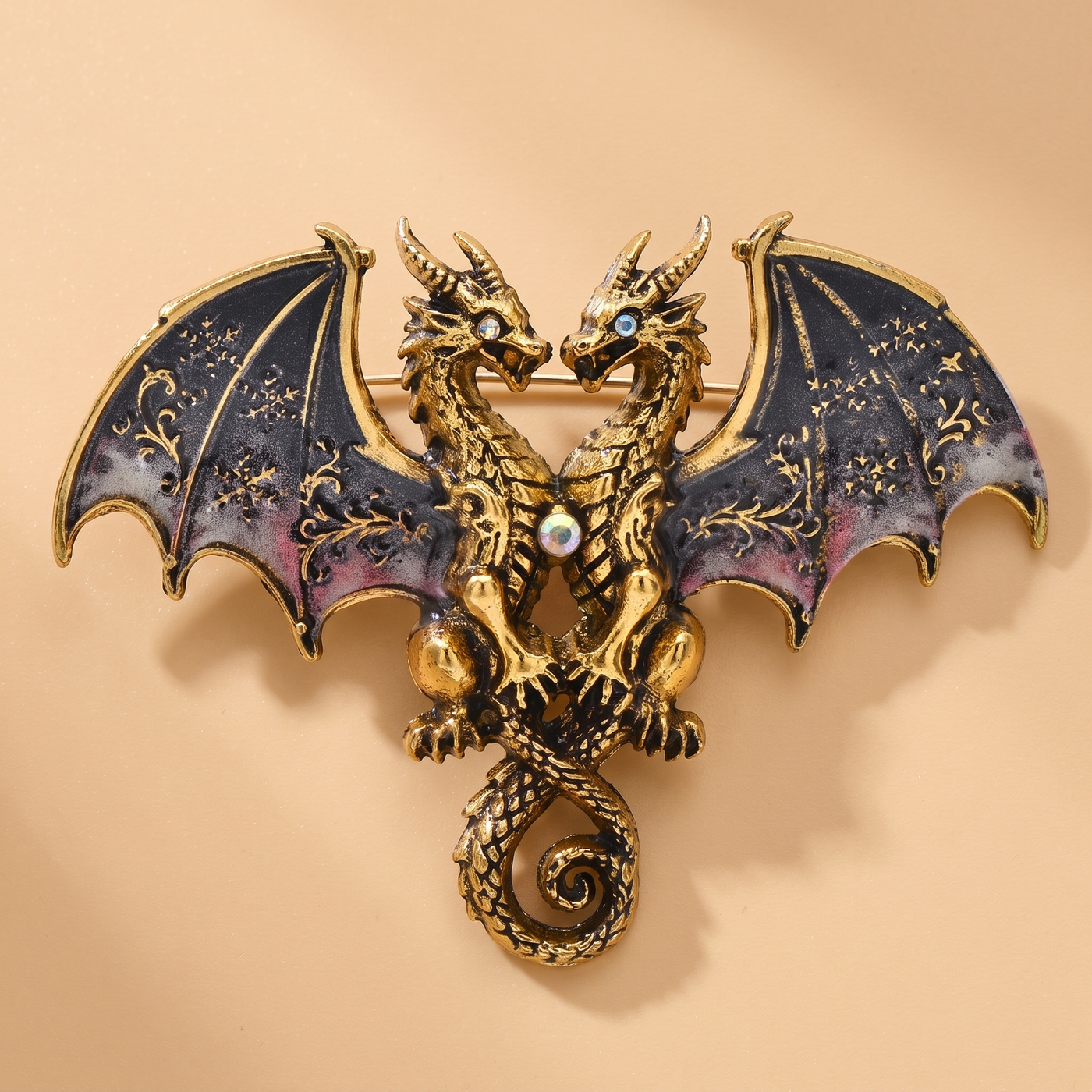 Broche Dragon, bijou fantaisie vintage Alyvoa présentée sur un coussin · Rouge