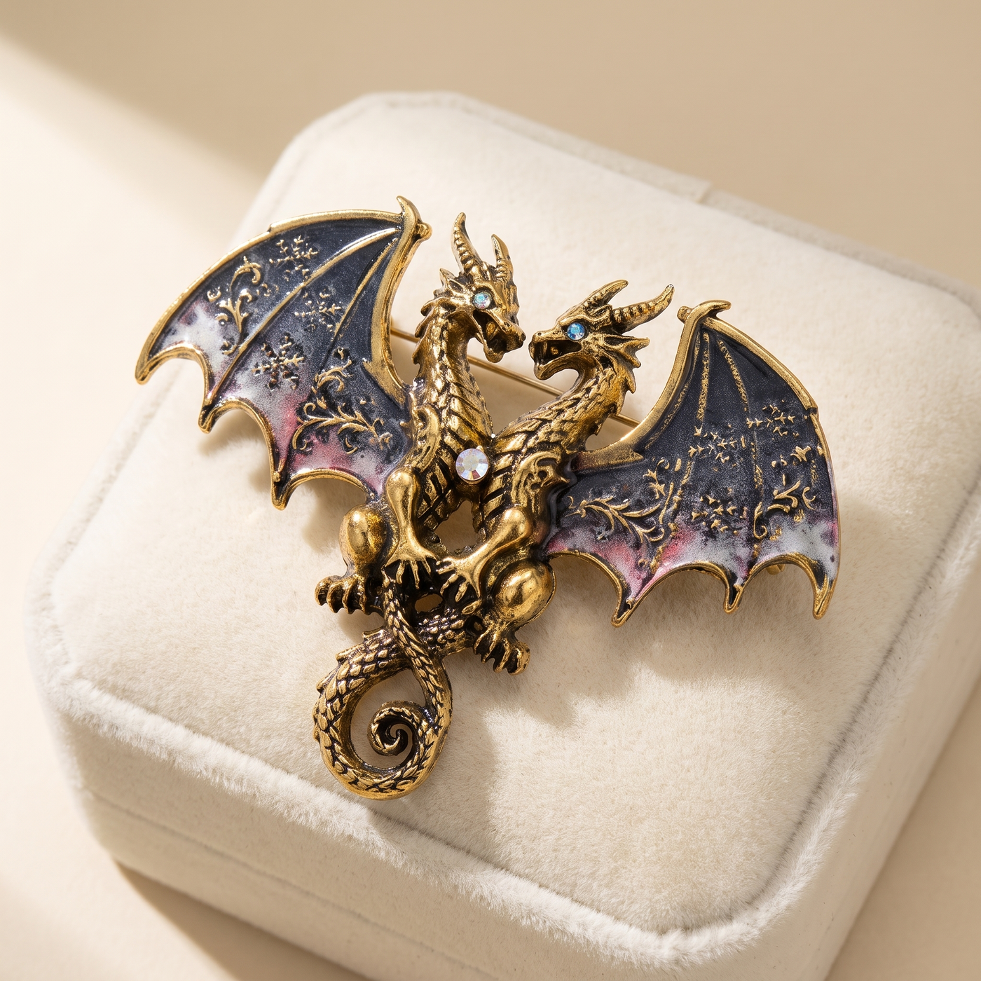 Broche Dragon, bijou fantaisie vintage Alyvoa tenue à la main · Rouge