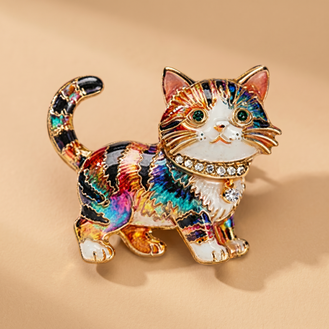 Broche Chat en cristal, bijou vintage Alyvoa portée sur un revers · Multicolore