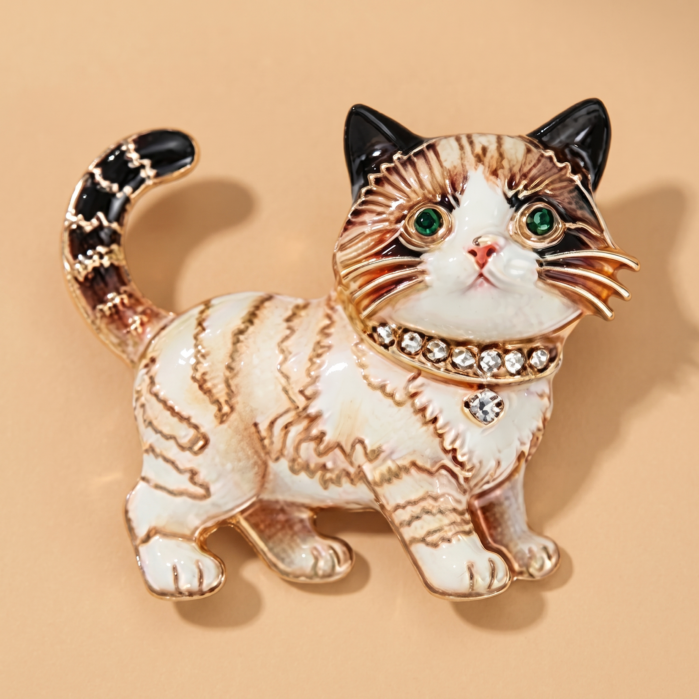 Broche Chat en cristal, bijou vintage Alyvoa tenue à la main · Blanc