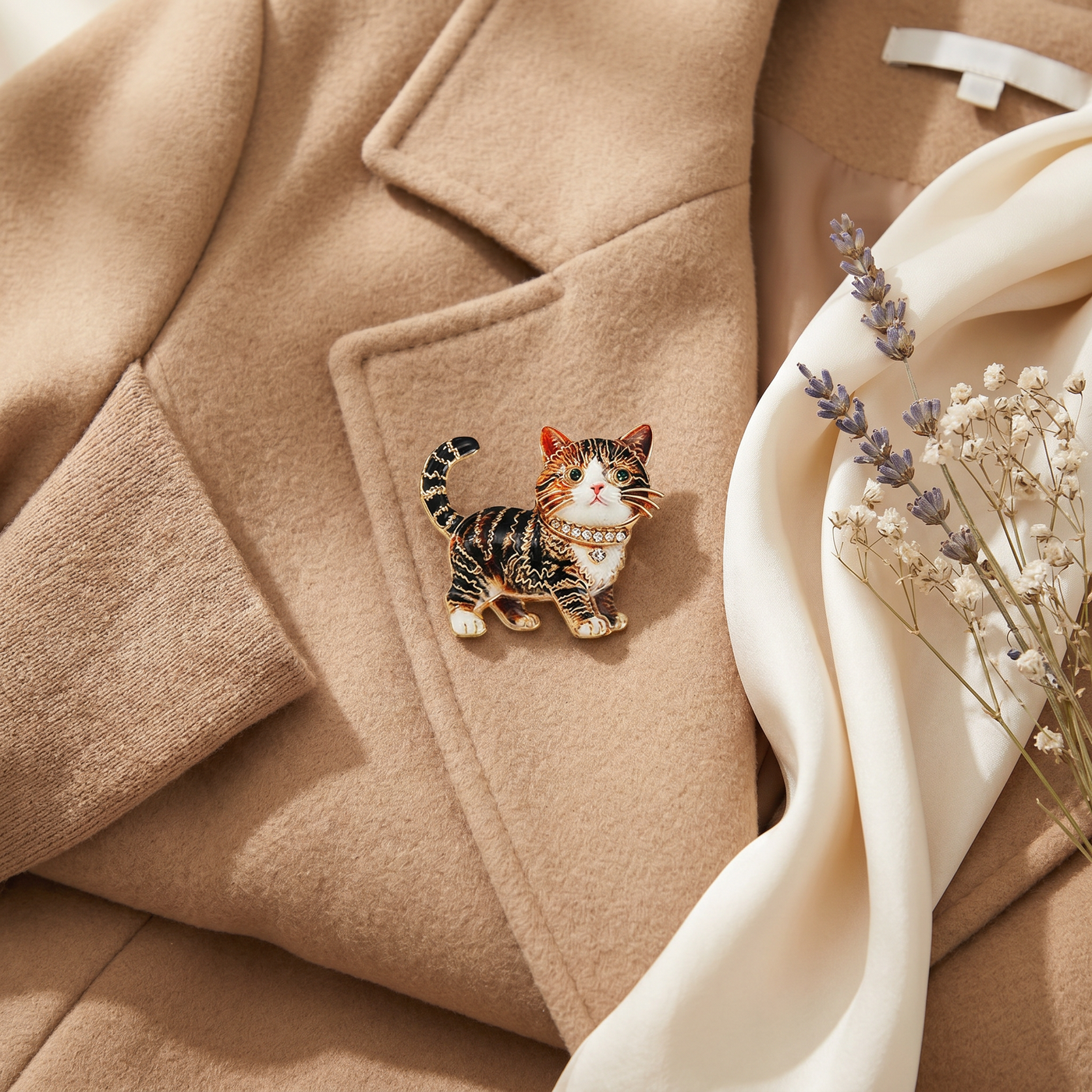 Broche Chat en cristal, bijou vintage Alyvoa tenue à la main · Noir
