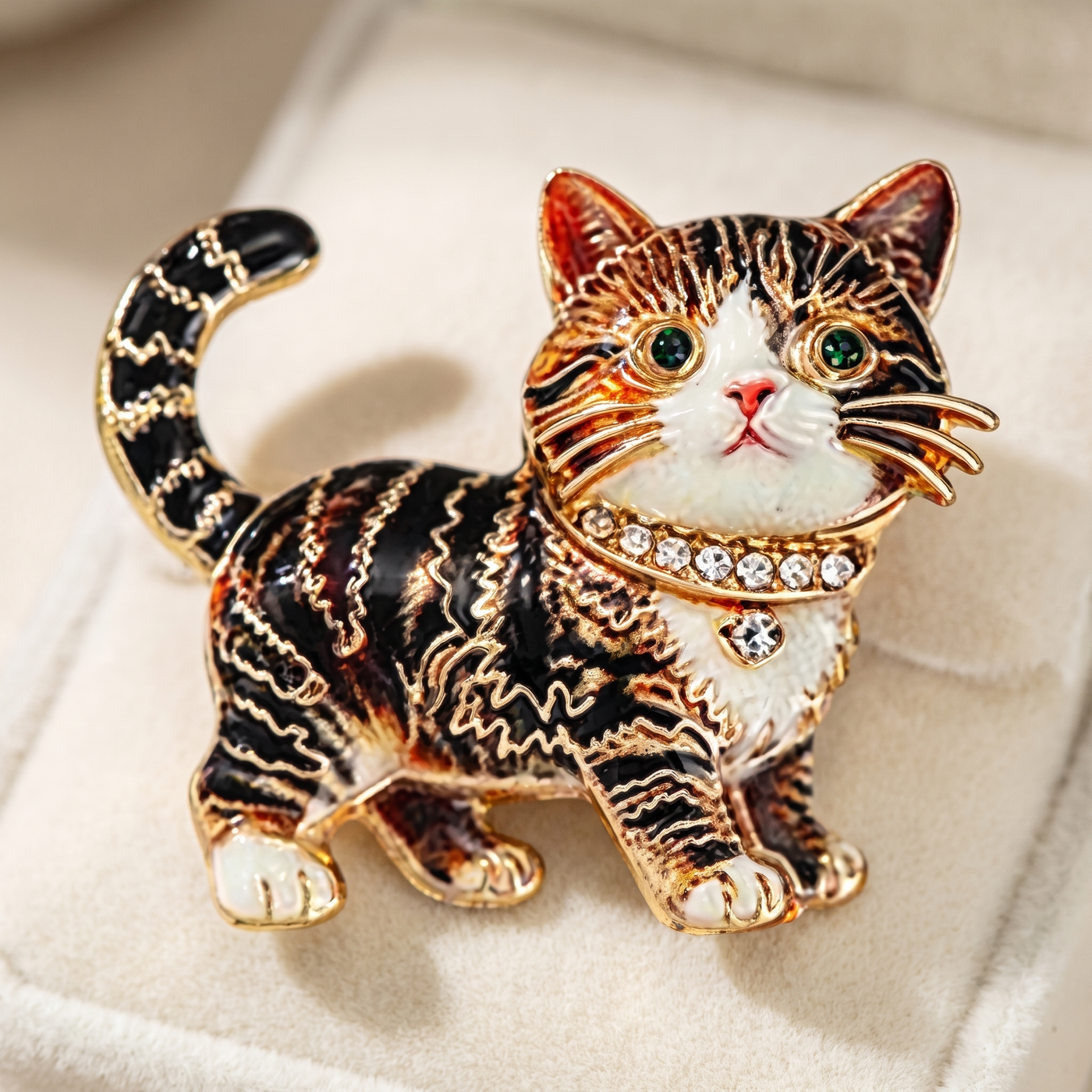 Broche Chat en cristal, bijou vintage Alyvoa portée sur un revers · Noir