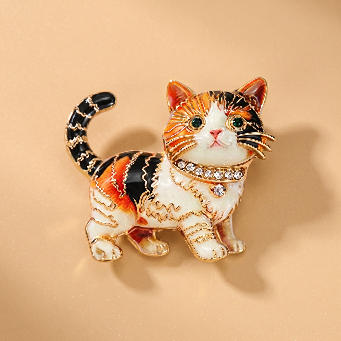 Broche Chat en cristal, bijou vintage Alyvoa présentée sur un coussin · Orange / Noir