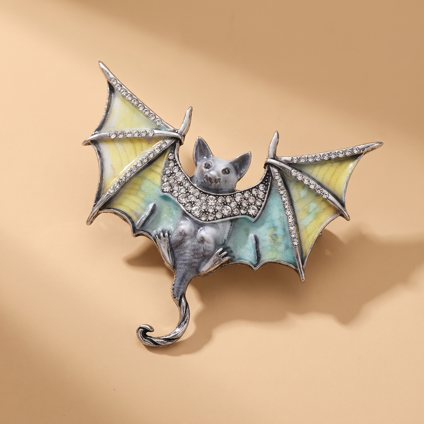 Broche Chauve-souris en cristal, bijou vintage Alyvoa portée sur un revers · Jaune argenté