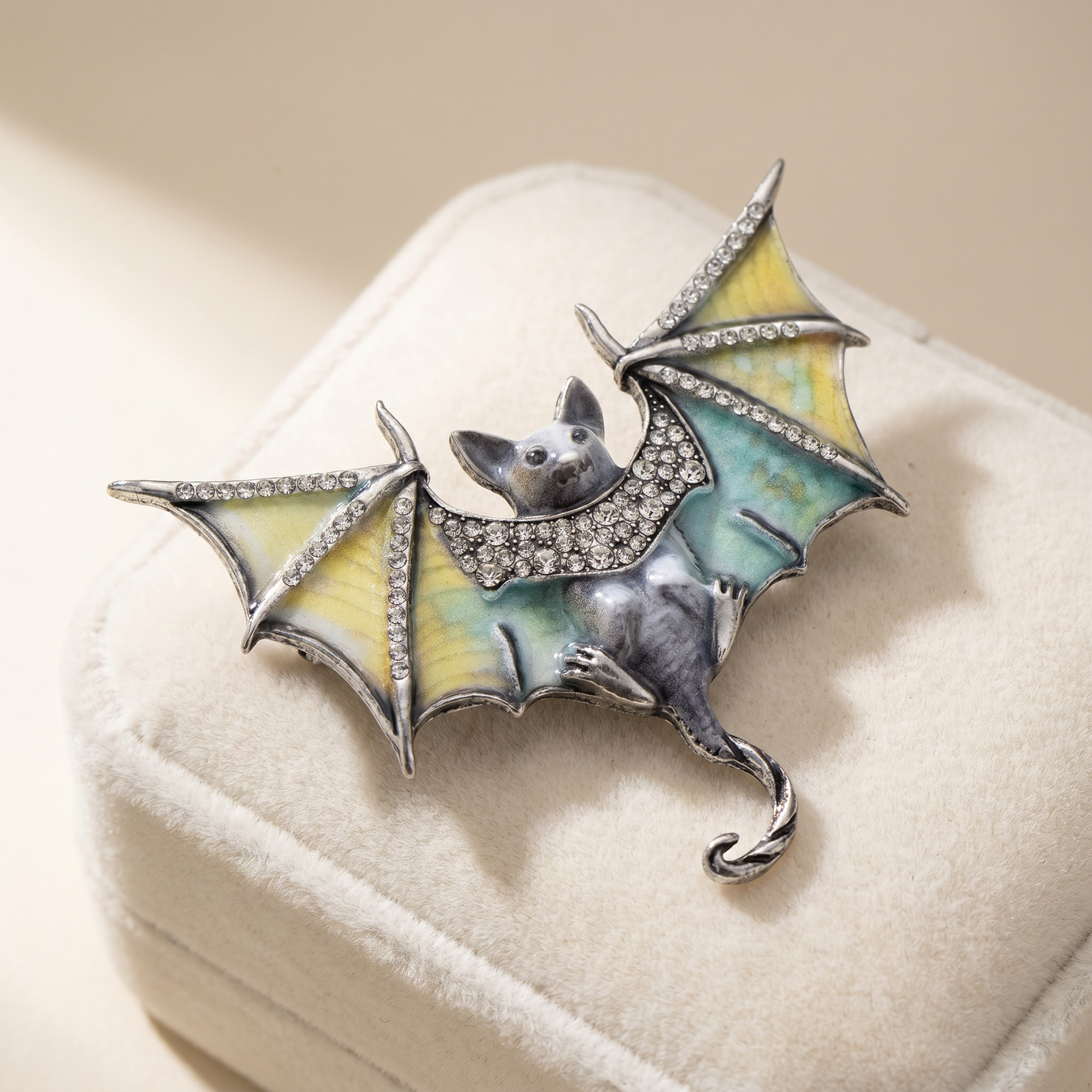 Broche Chauve-souris en cristal, bijou vintage Alyvoa portée sur un revers · Jaune argenté