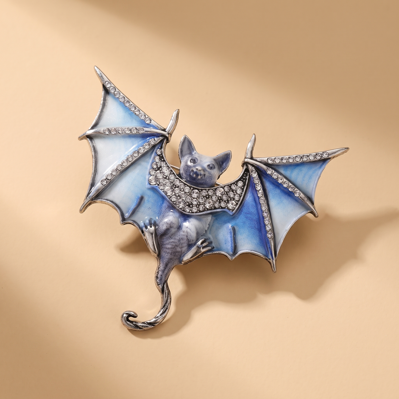 Broche Chauve-souris en cristal, bijou vintage Alyvoa tenue à la main · Bleu