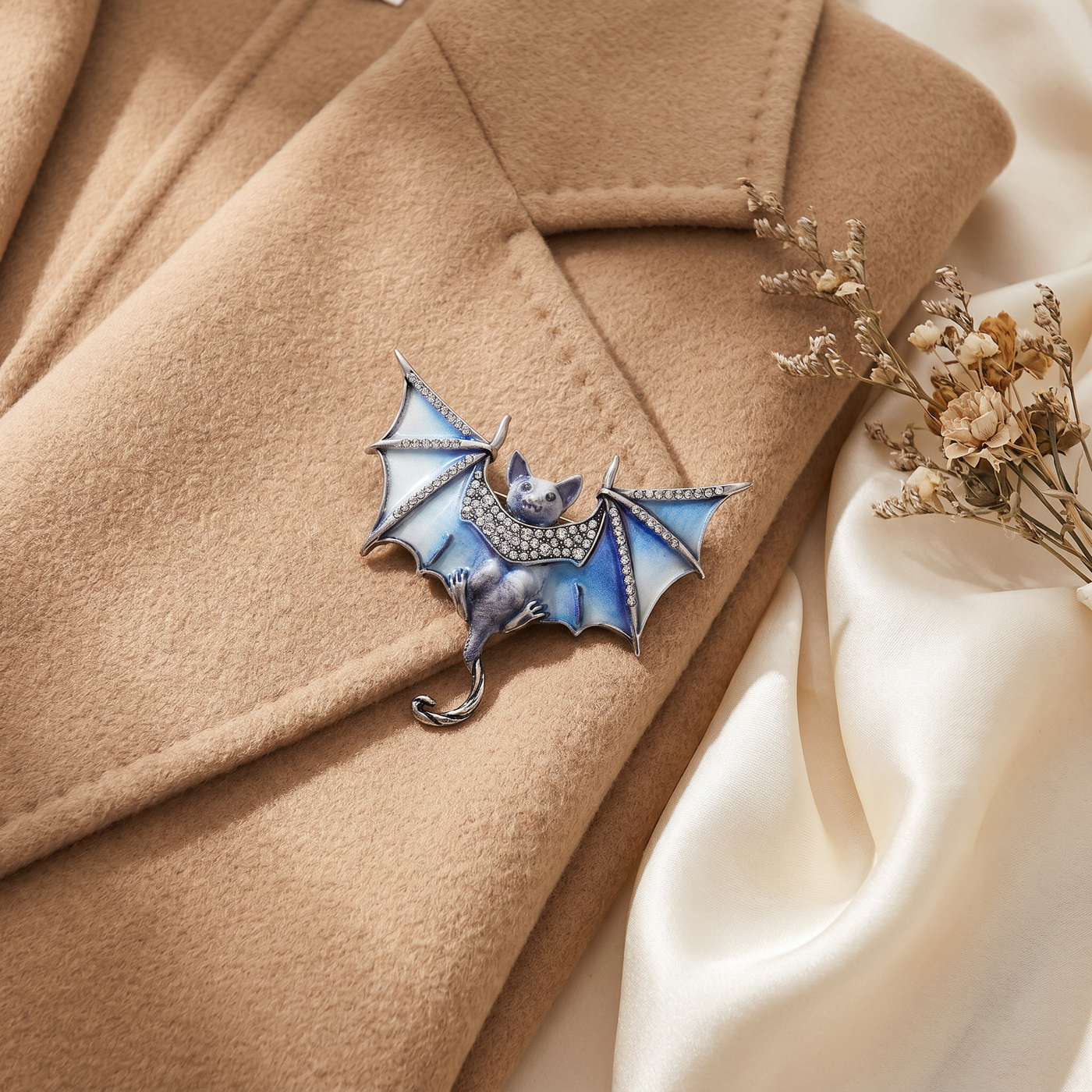 Broche Chauve-souris en cristal, bijou vintage Alyvoa tenue à la main · Bleu