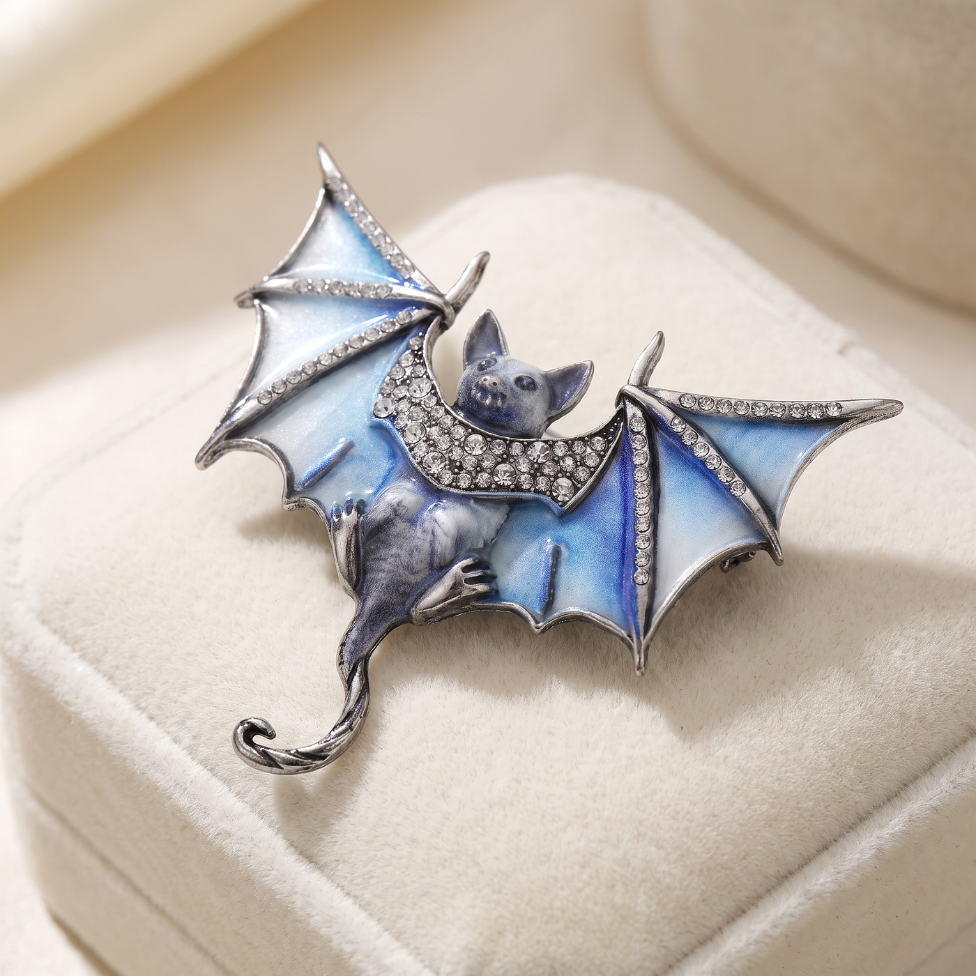 Broche Chauve-souris en cristal, bijou vintage Alyvoa tenue à la main · Bleu