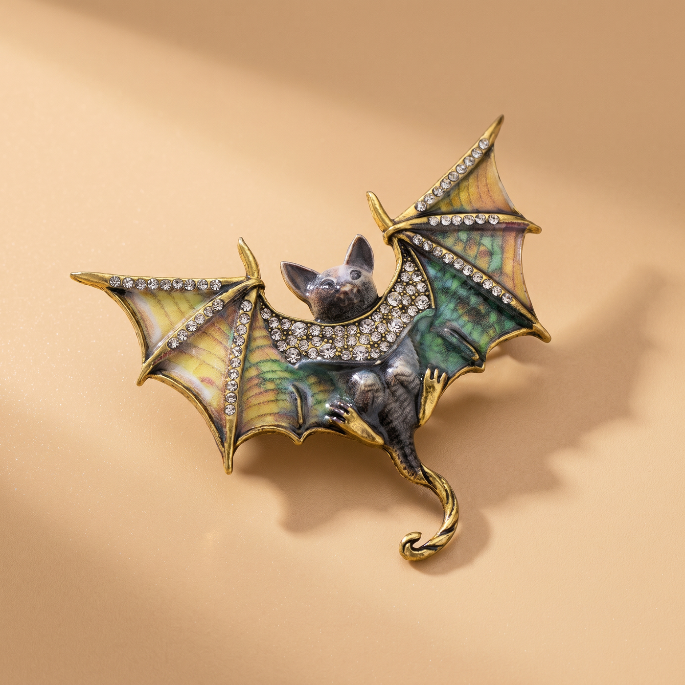 Broche Chauve-souris en cristal, bijou vintage Alyvoa en situation · Jaune doré