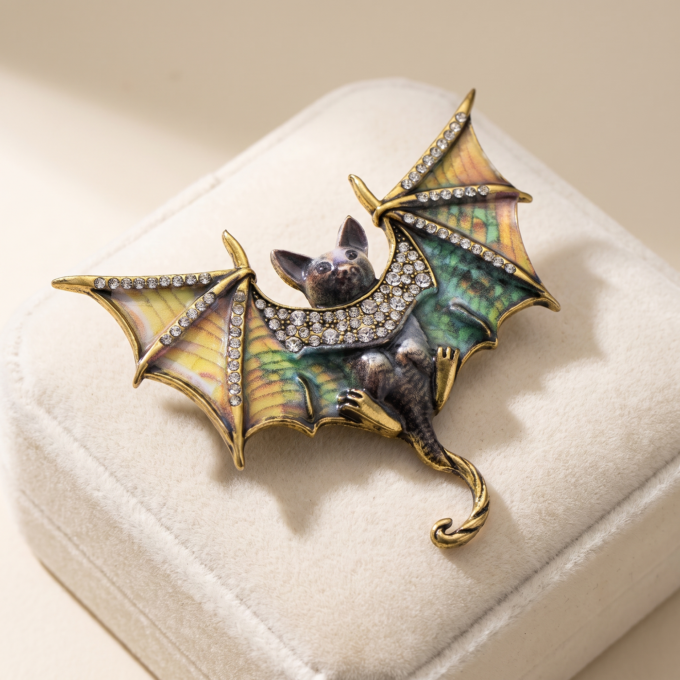 Broche Chauve-souris en cristal, bijou vintage Alyvoa en situation · Jaune doré