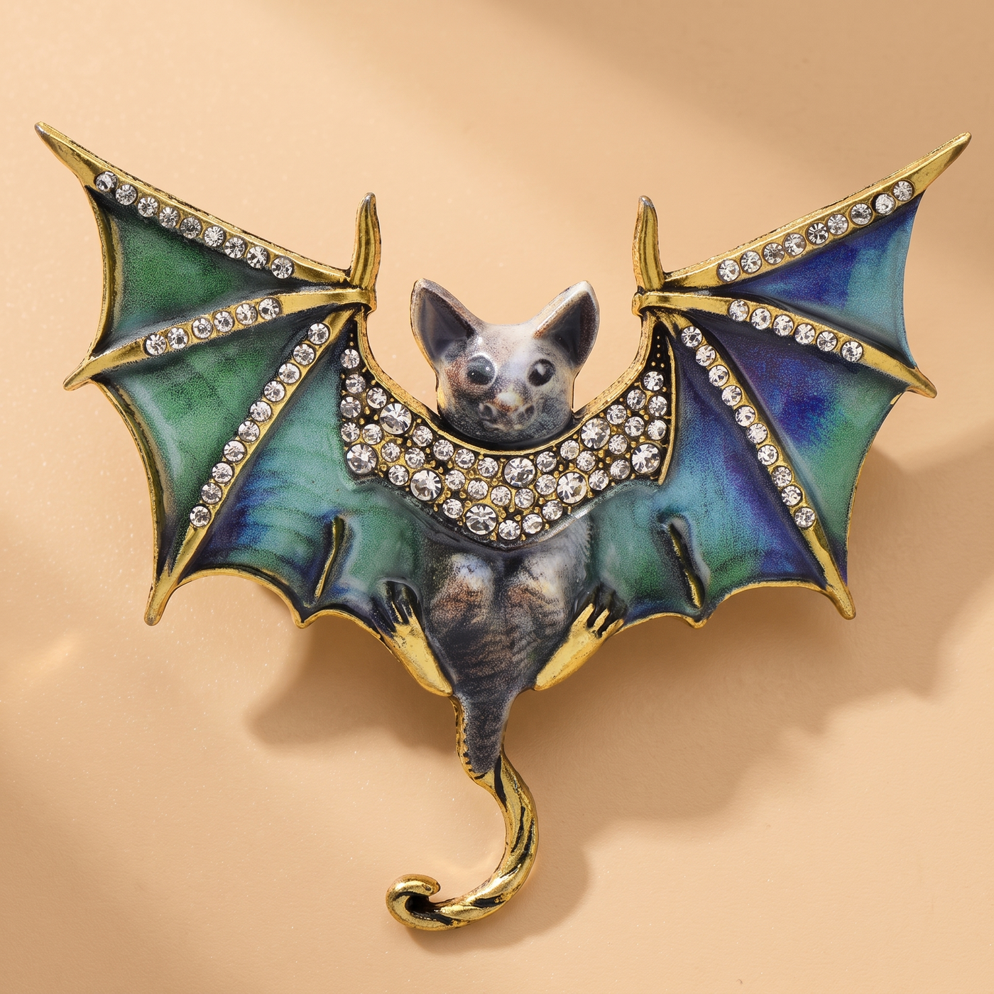 Broche Chauve-souris en cristal, bijou vintage Alyvoa présentée sur un coussin · Vert