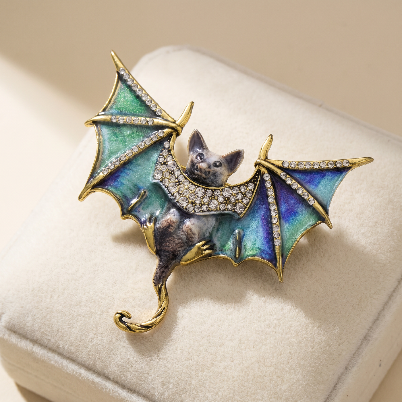 Broche Chauve-souris en cristal, bijou vintage Alyvoa présentée sur un coussin · Vert