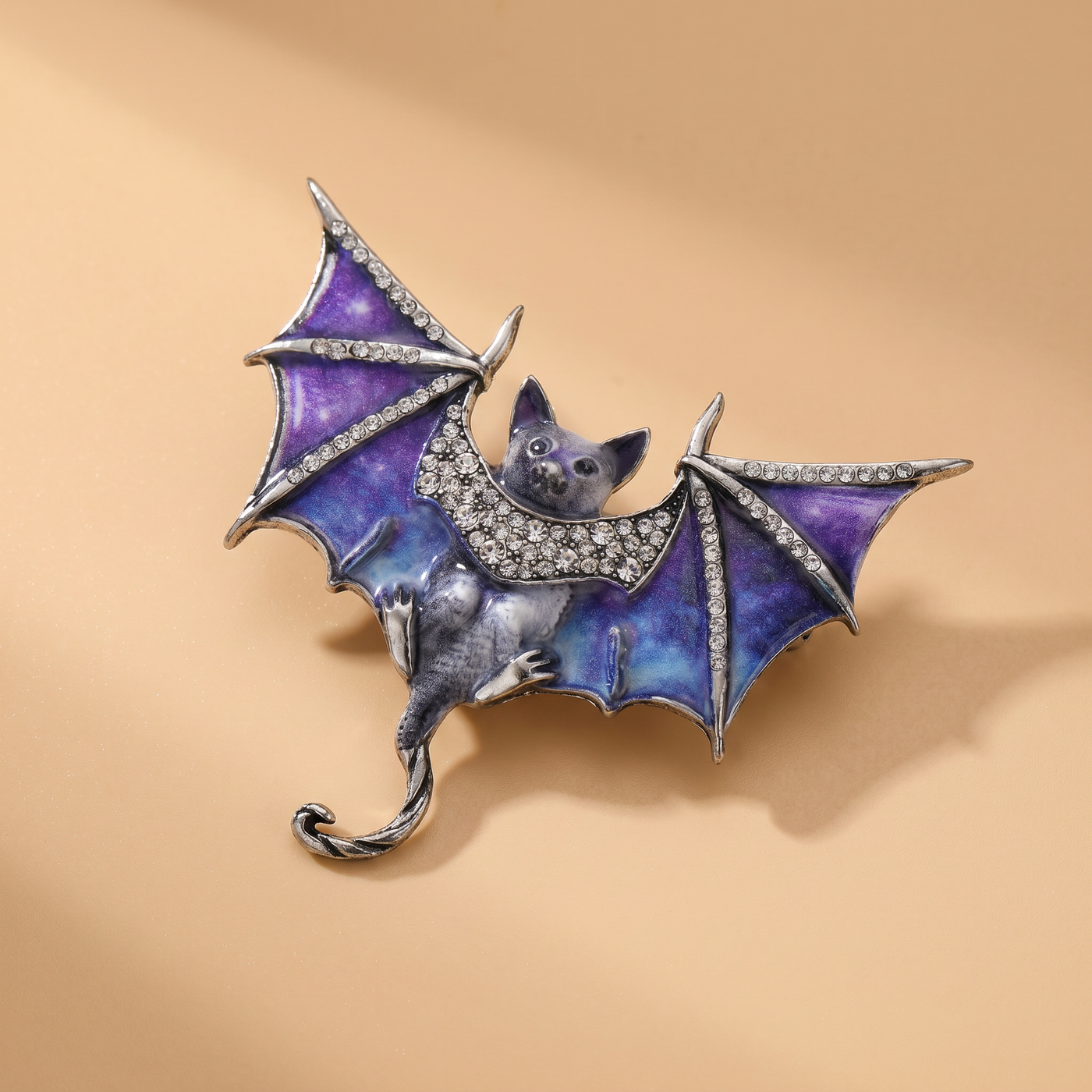Broche Chauve-souris en cristal, bijou vintage Alyvoa vue en gros plan · Violet
