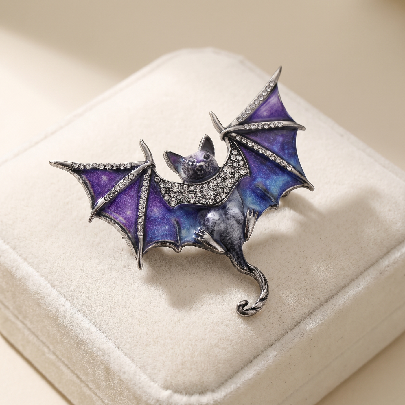 Broche Chauve-souris en cristal, bijou vintage Alyvoa vue en gros plan · Violet