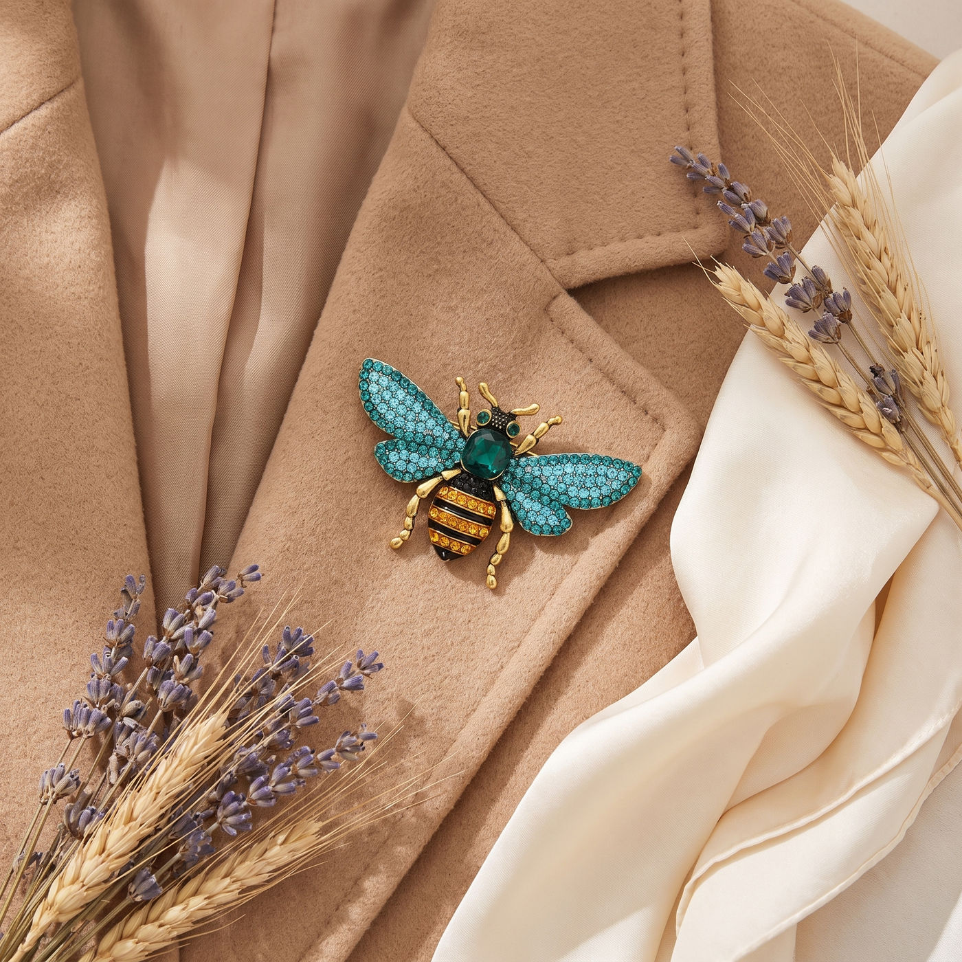 Broche Abeille en cristal, bijou vintage Alyvoa présentée sur un coussin · Jaune