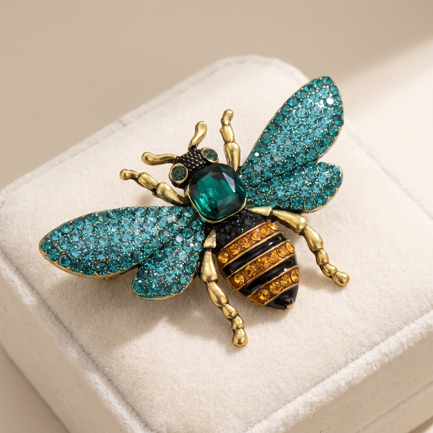 Broche Abeille en cristal, bijou vintage Alyvoa tenue à la main · Jaune