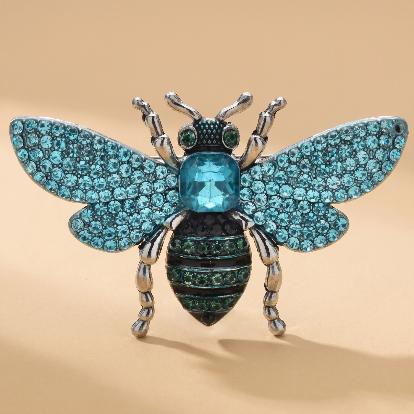 Broche Abeille en cristal, bijou vintage Alyvoa portée sur un revers · Bleu