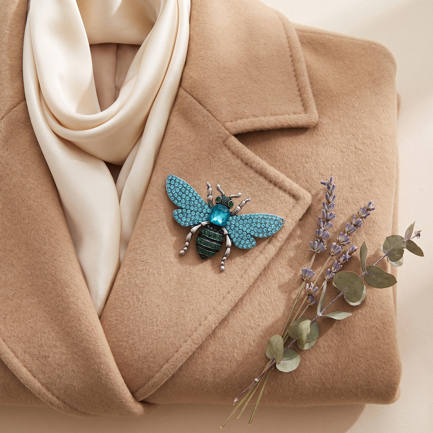 Broche Abeille en cristal, bijou vintage Alyvoa vue en gros plan · Bleu
