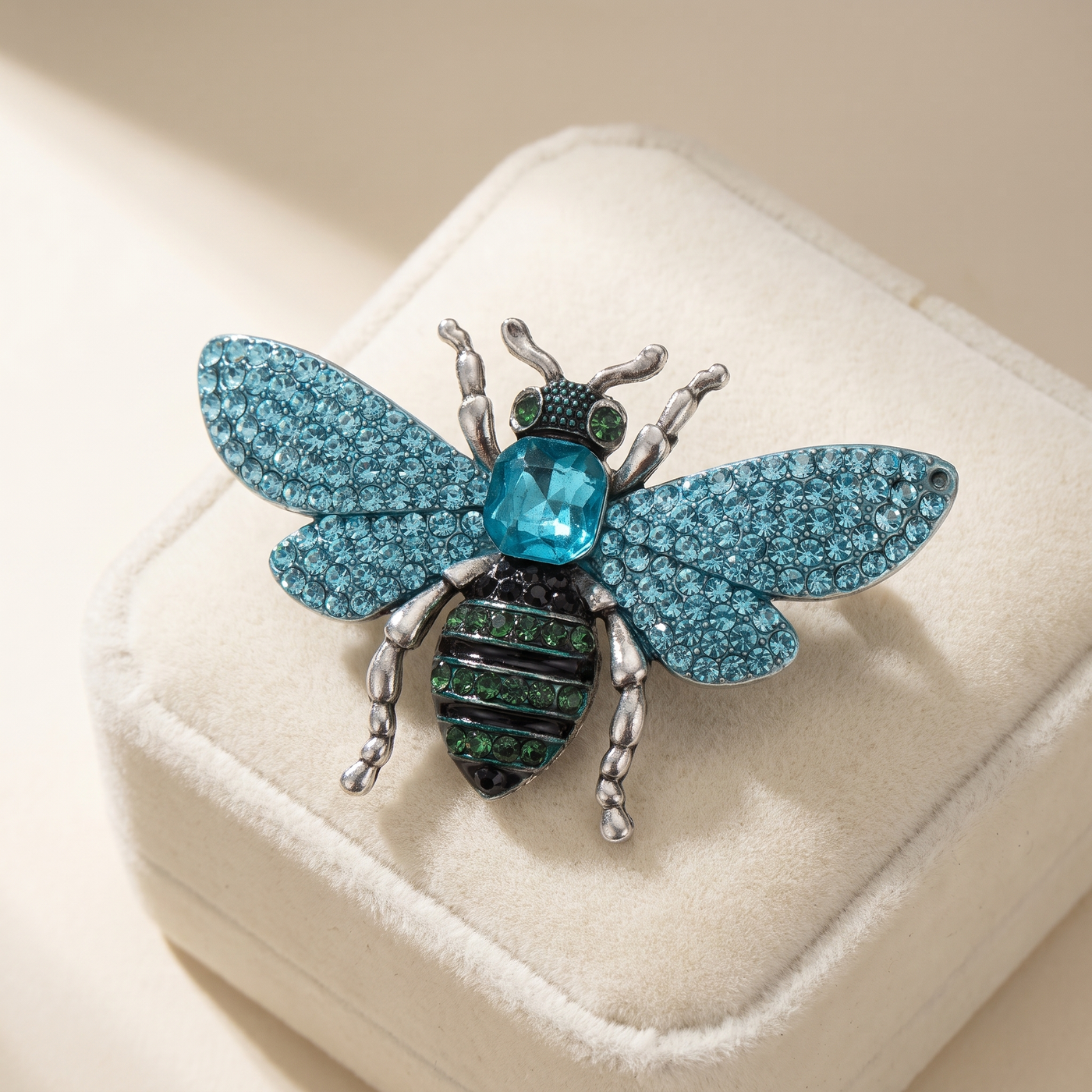 Broche Abeille en cristal, bijou vintage Alyvoa en situation · Bleu