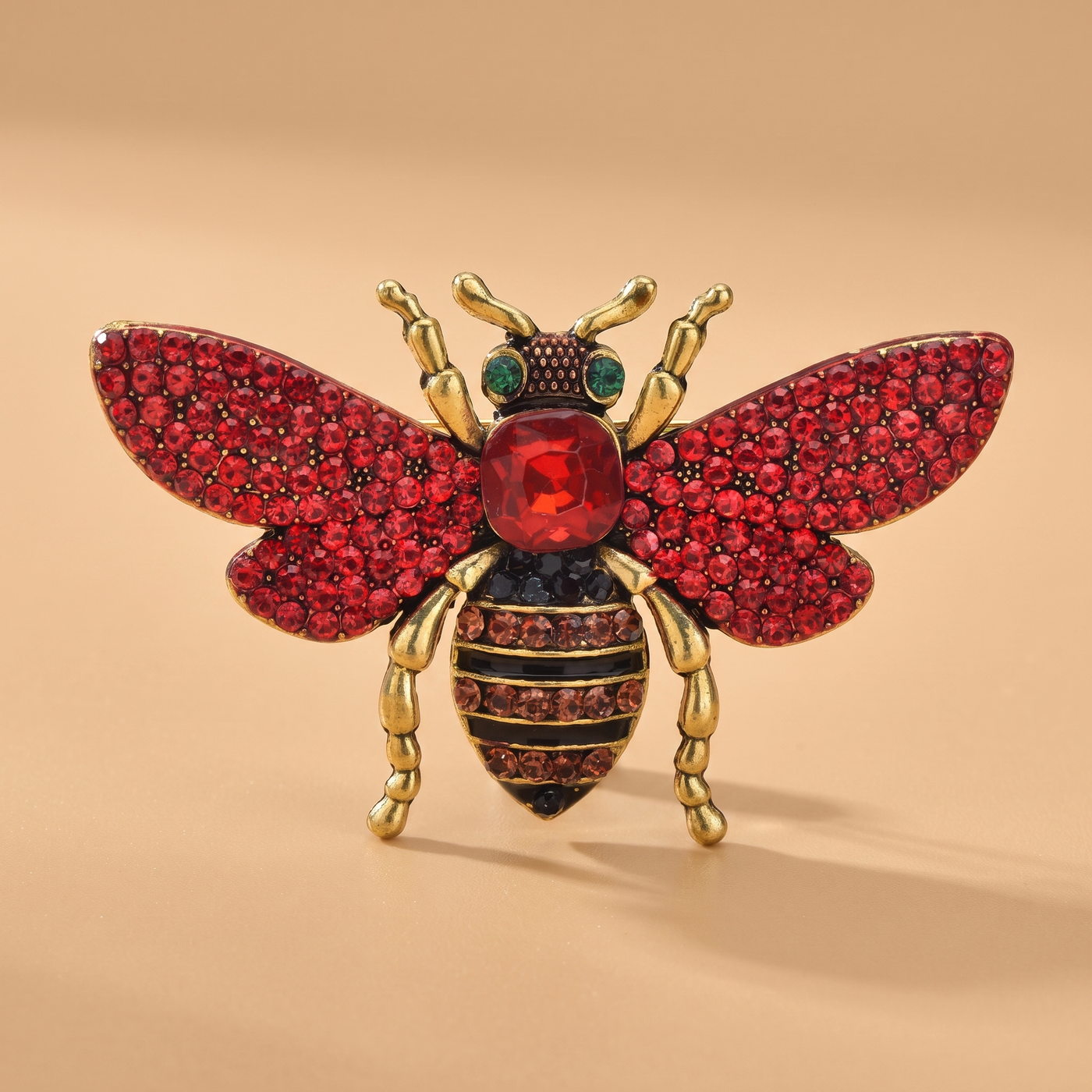 Broche Abeille en cristal, bijou vintage Alyvoa tenue à la main · Rouge