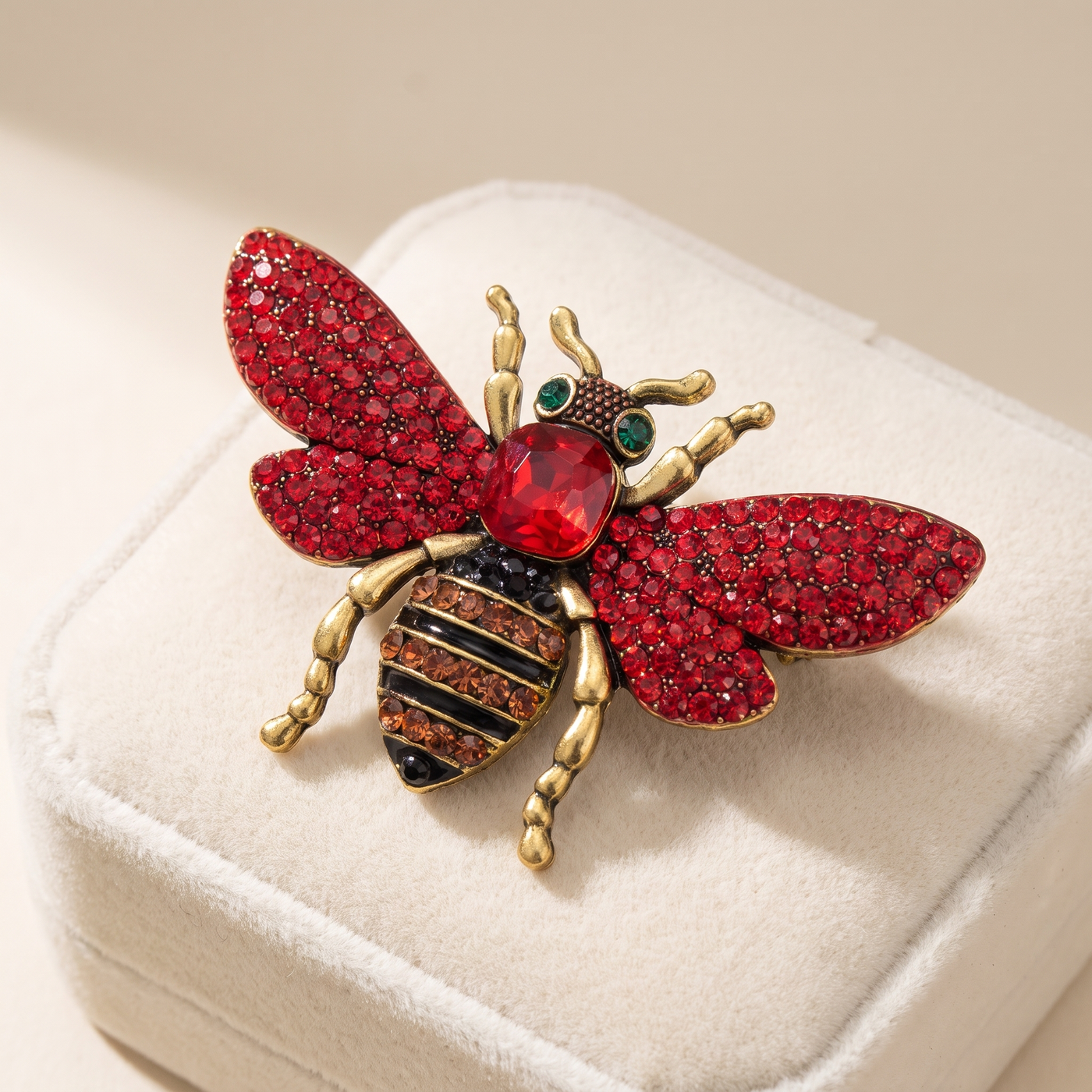 Broche Abeille en cristal, bijou vintage Alyvoa présentée sur un coussin · Rouge