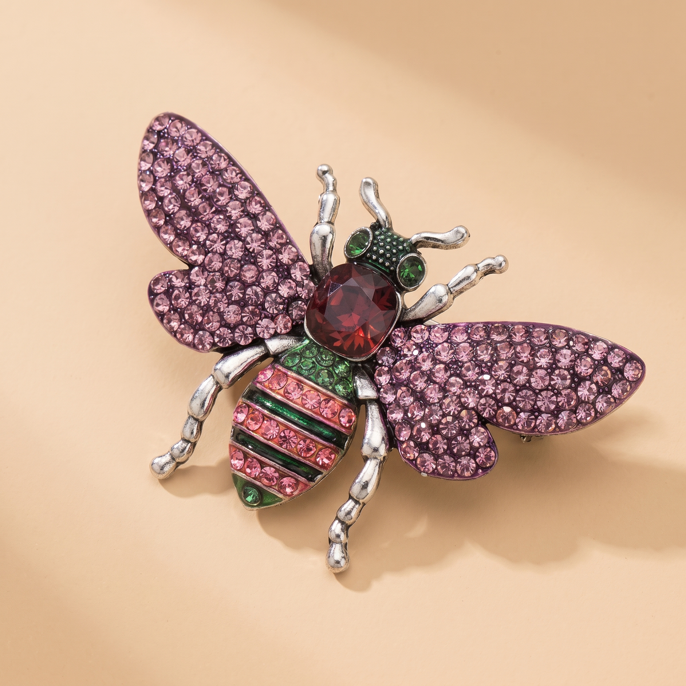 Broche Abeille en cristal, bijou vintage Alyvoa en situation · Rose