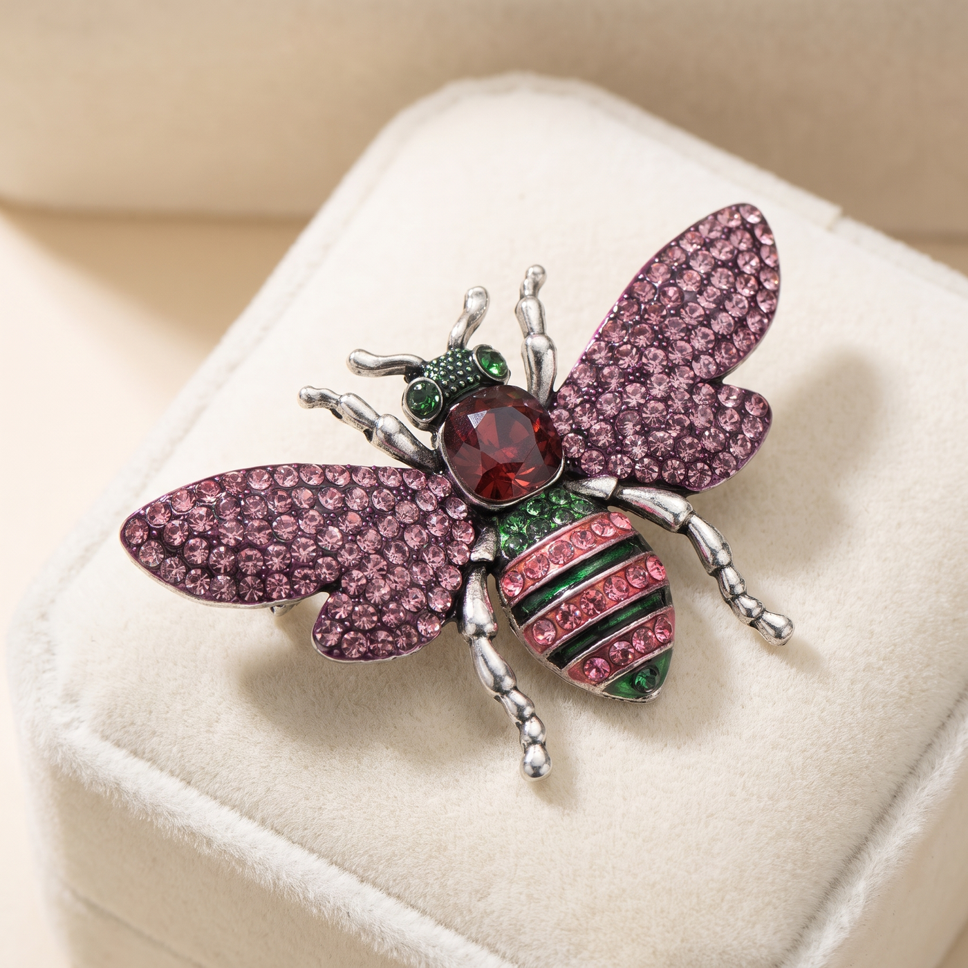 Broche Abeille en cristal, bijou vintage Alyvoa vue en gros plan · Rose