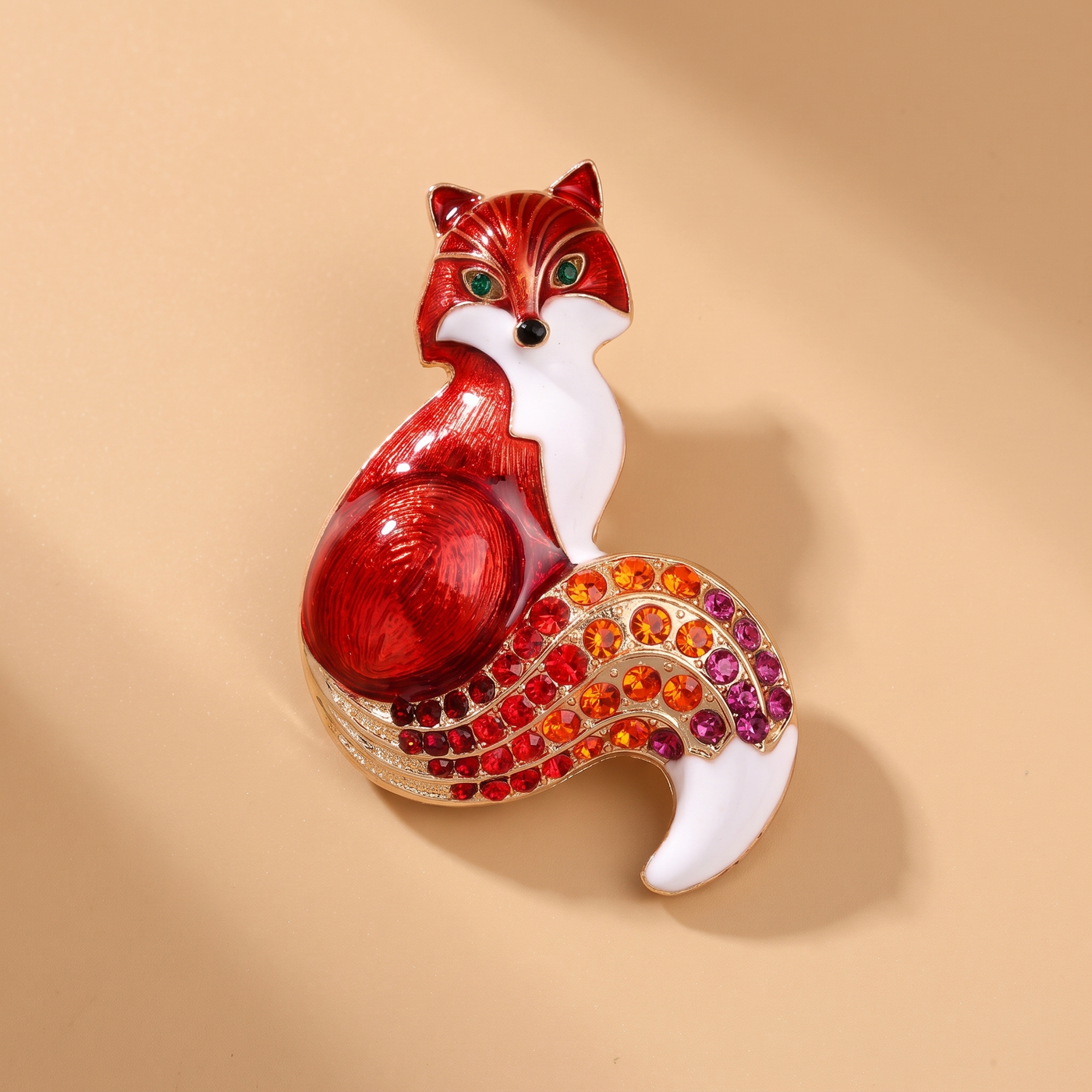 Broche Renard en cristal, bijou vintage Alyvoa portée sur un revers · Rouge