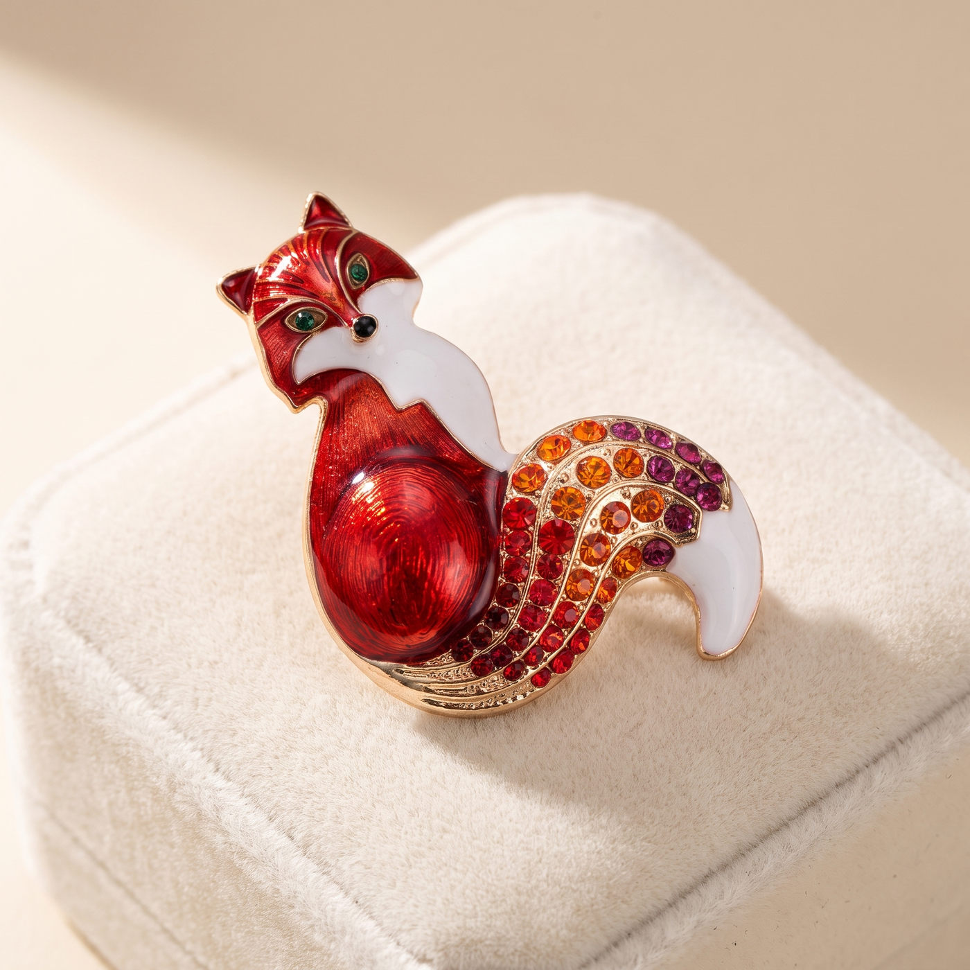 Broche Renard en cristal, bijou vintage Alyvoa portée sur un revers · Rouge