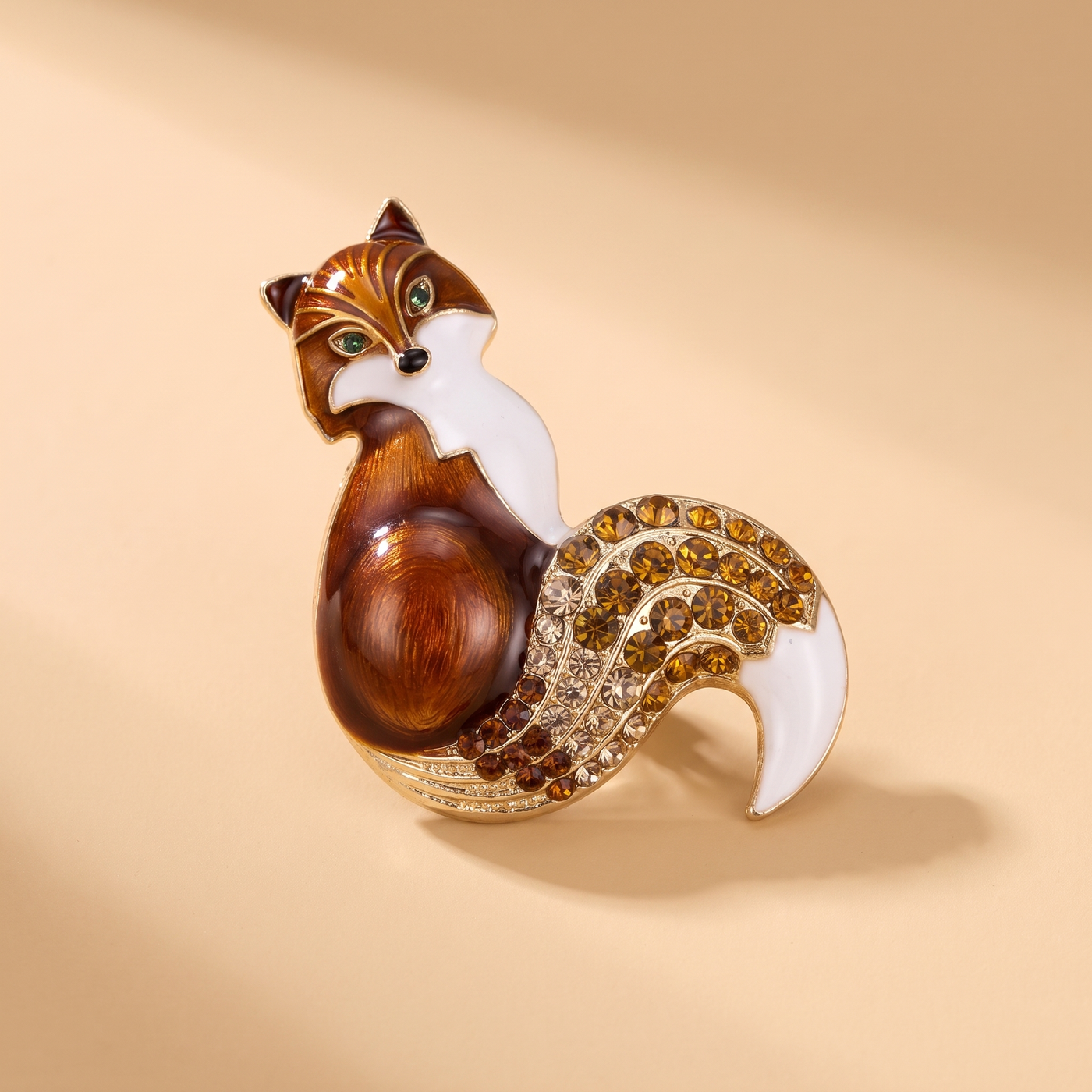 Broche Renard en cristal, bijou vintage Alyvoa tenue à la main · Marron
