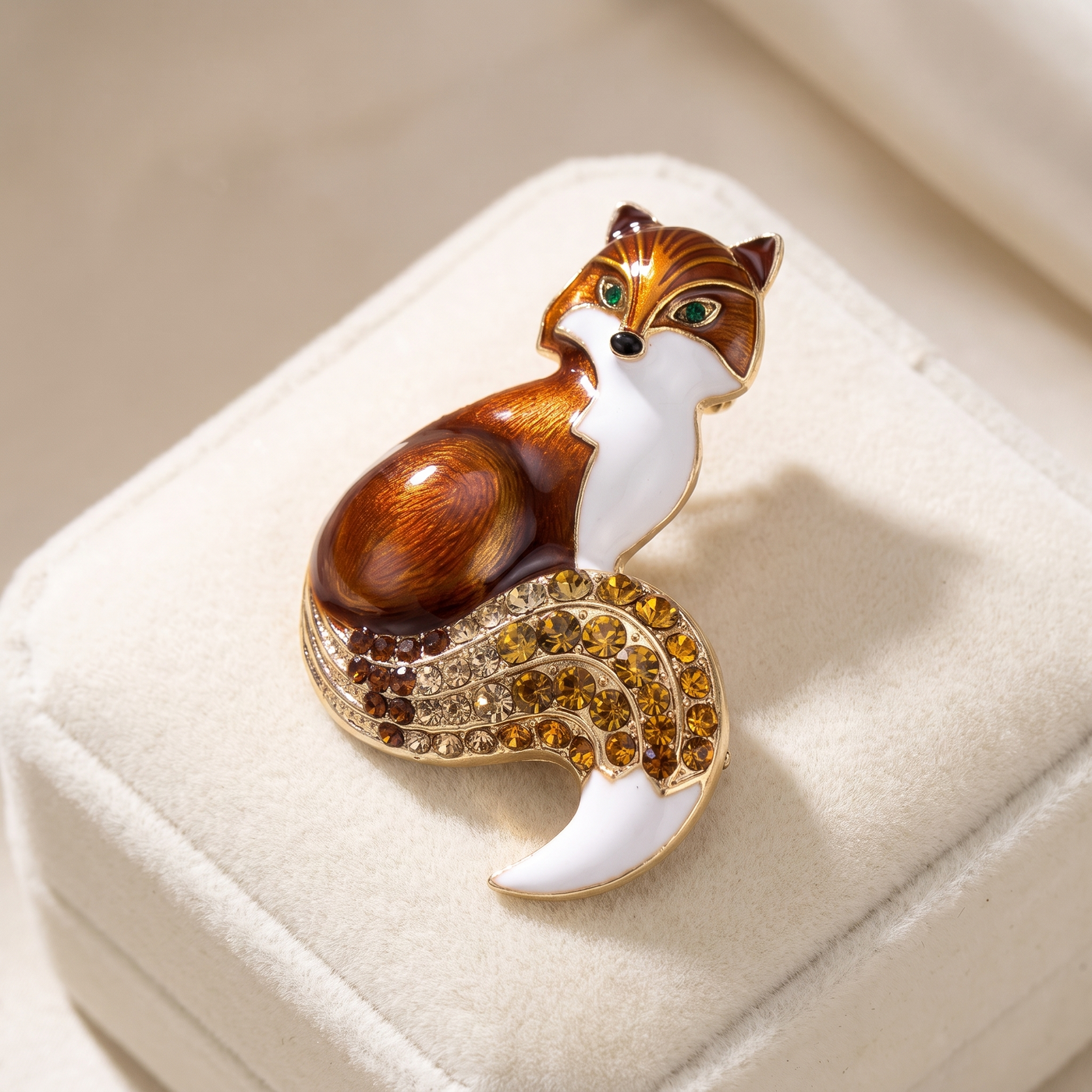 Broche Renard en cristal, bijou vintage Alyvoa tenue à la main · Marron